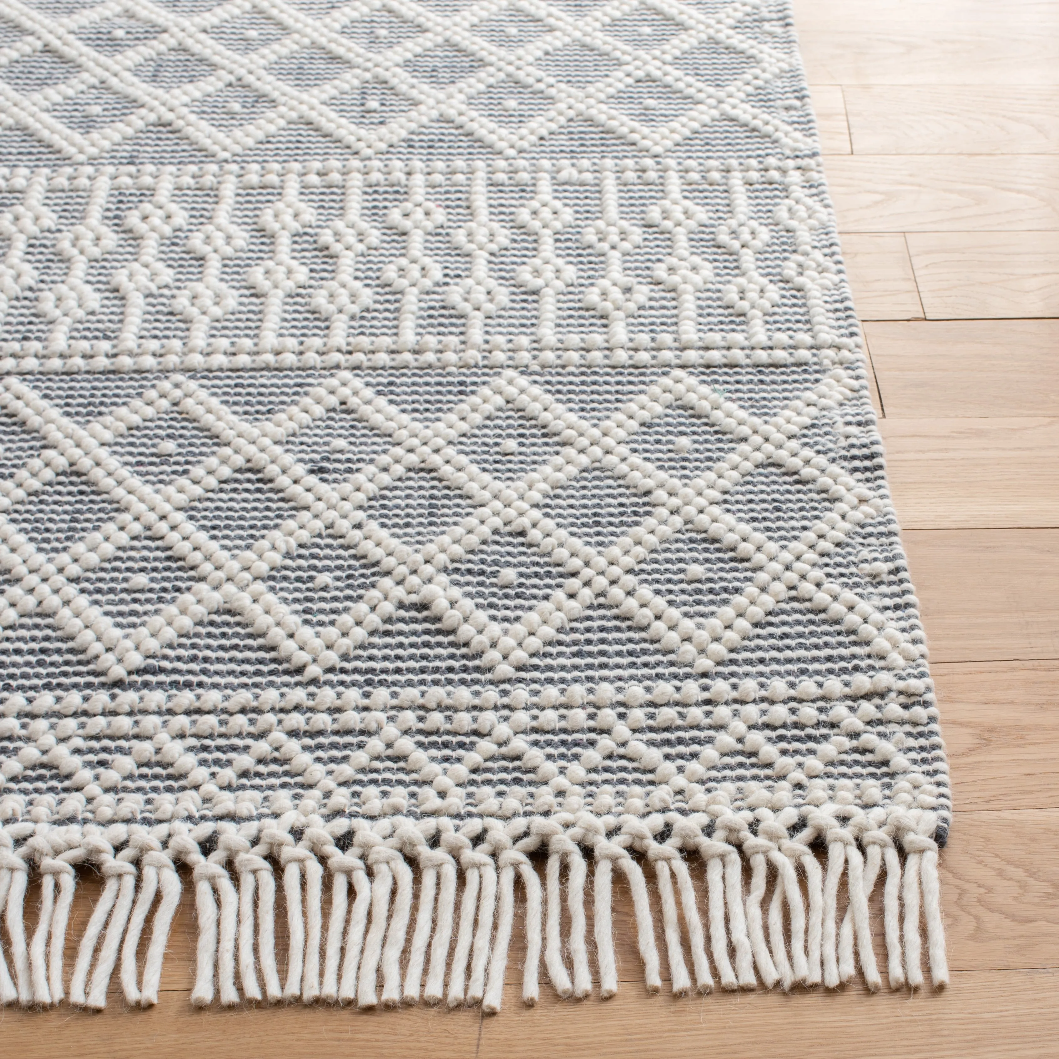 SAFAVIEH Handmade Natura Velitchka Wool Fringe Rug