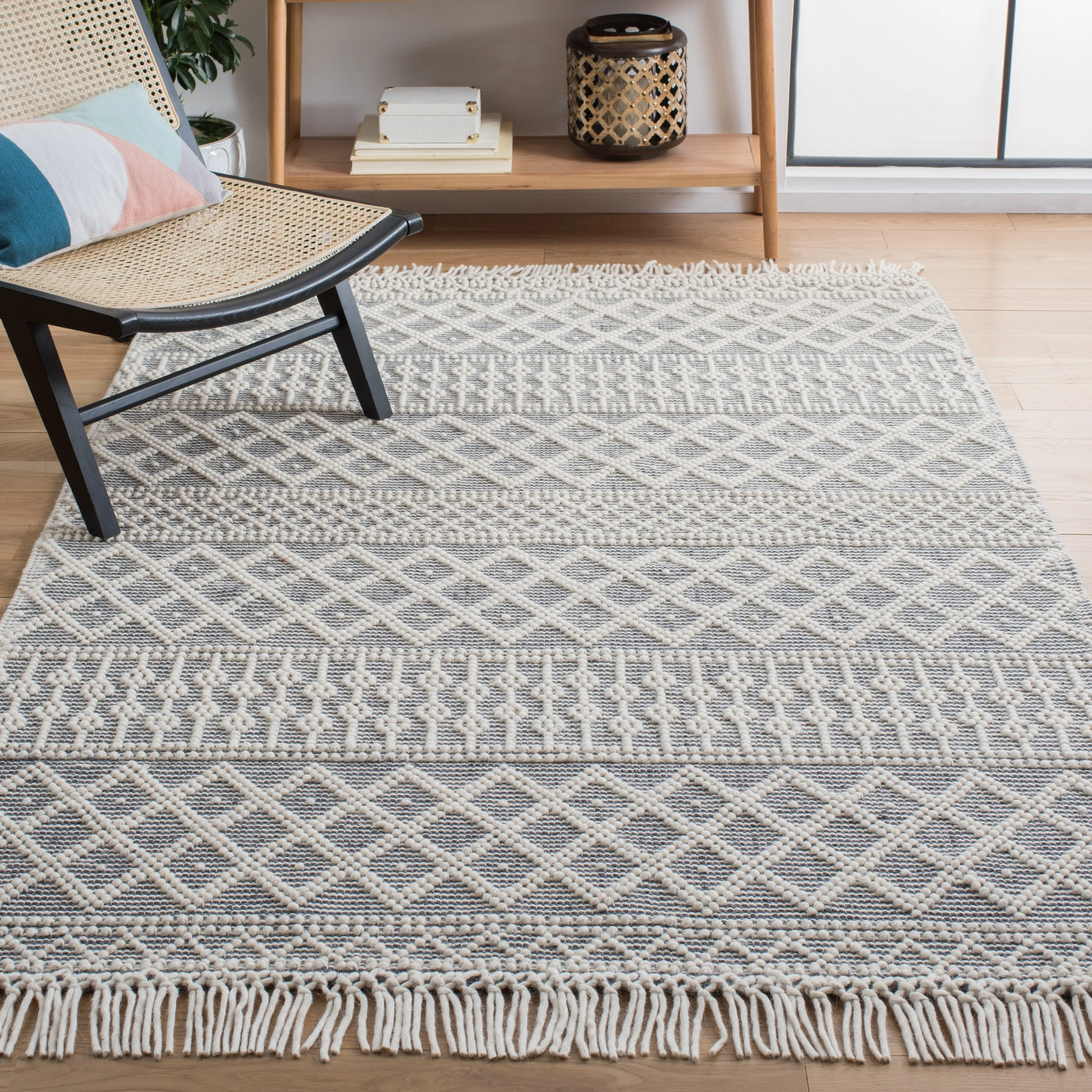 SAFAVIEH Handmade Natura Velitchka Wool Fringe Rug