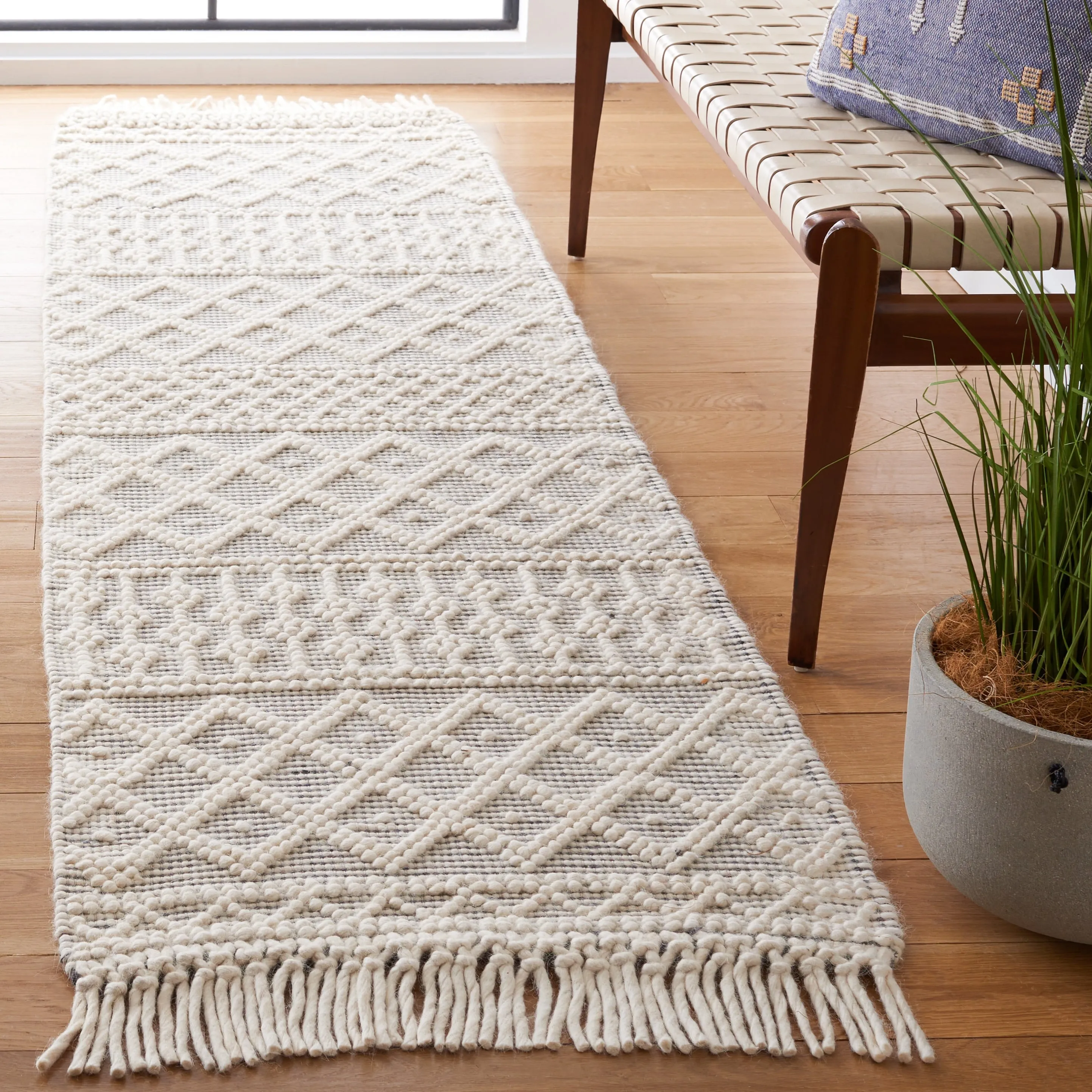 SAFAVIEH Handmade Natura Velitchka Wool Fringe Rug