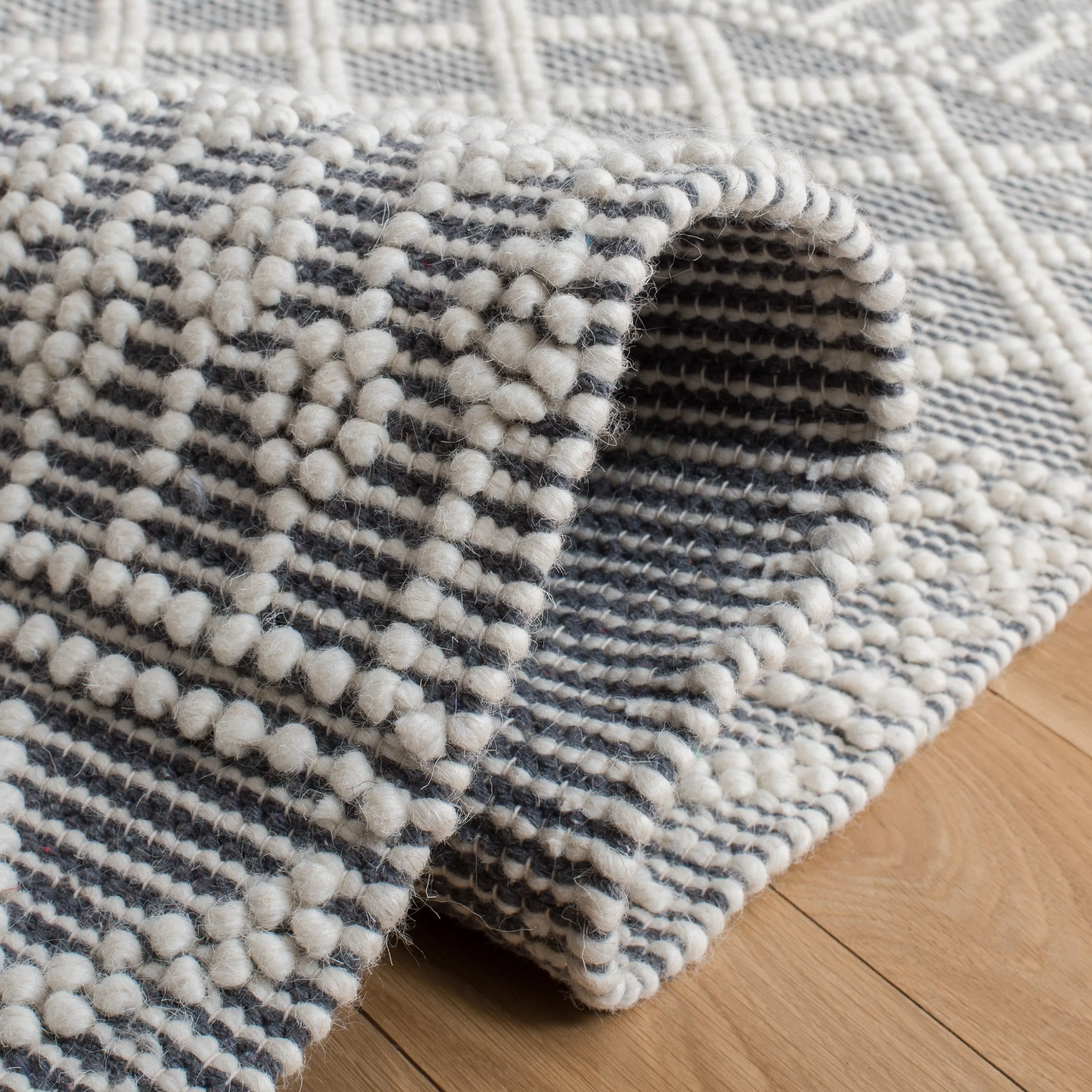 SAFAVIEH Handmade Natura Velitchka Wool Fringe Rug