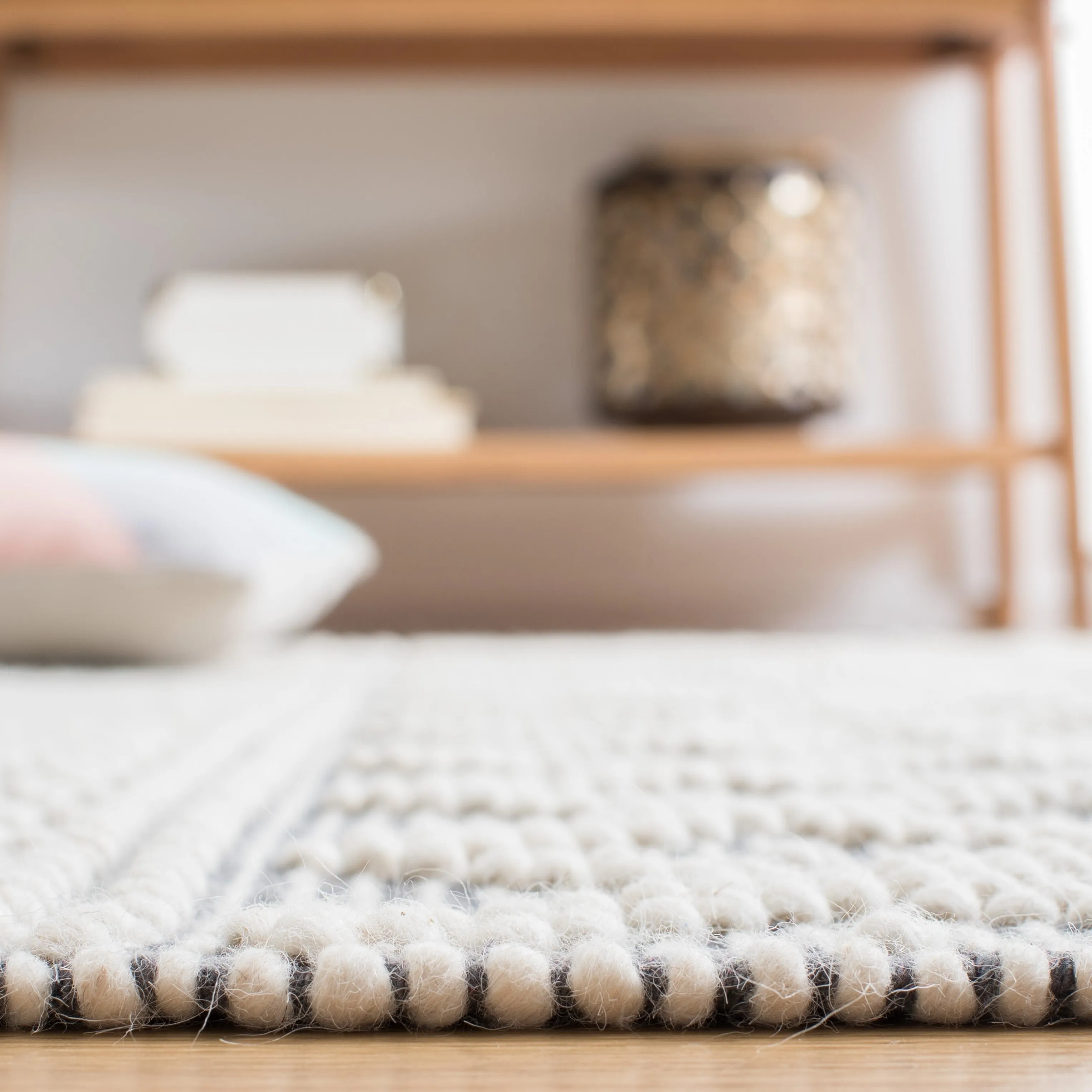 SAFAVIEH Handmade Natura Velitchka Wool Fringe Rug
