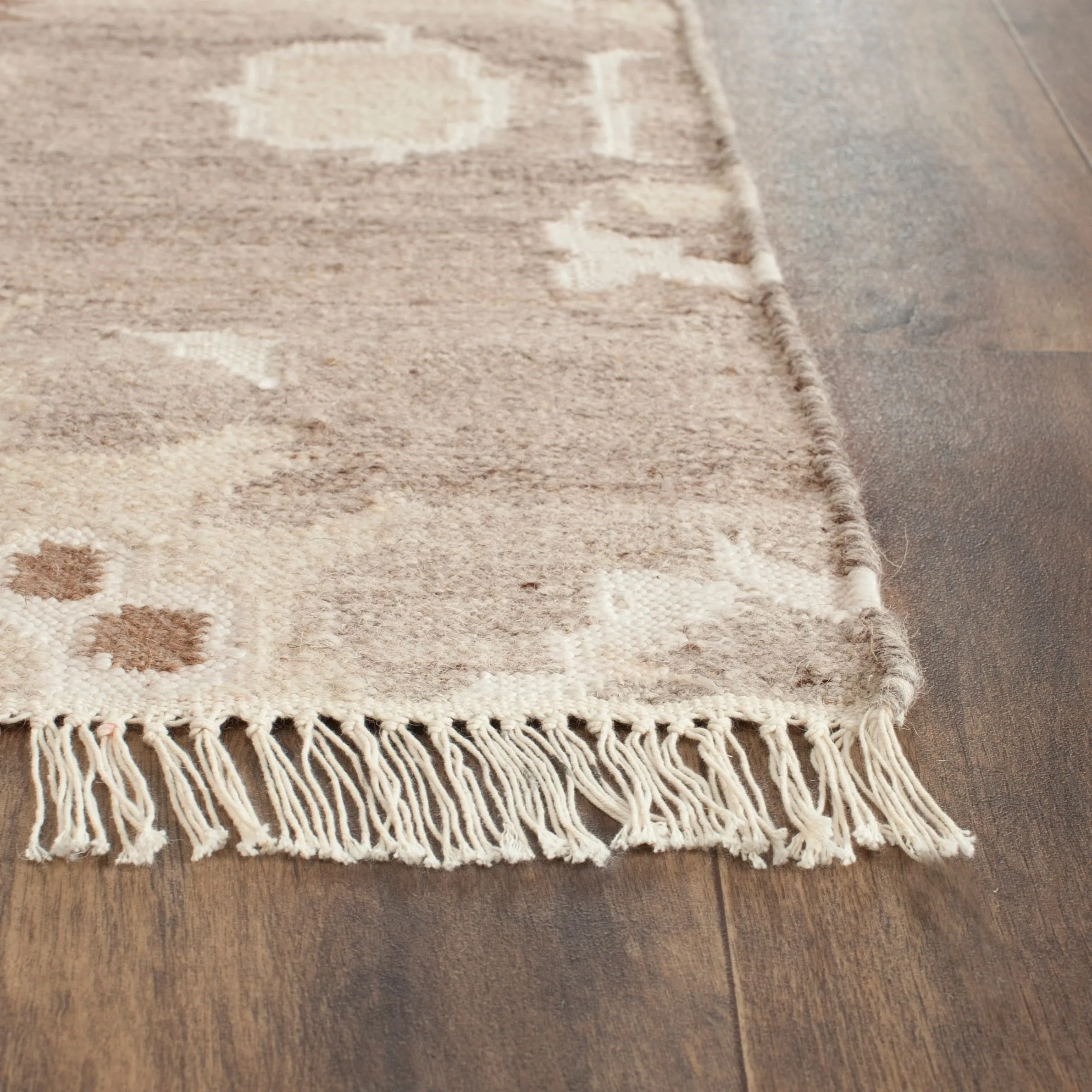 SAFAVIEH Handmade Natural Kilim Tuong Rukiye Wool Rug with Fringe