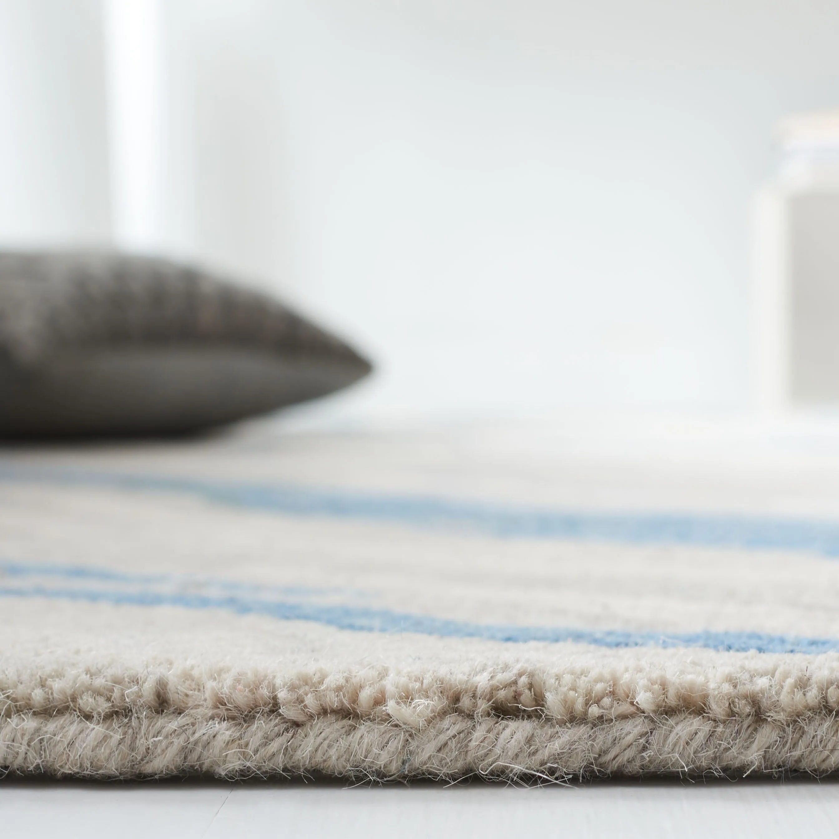 SAFAVIEH Handmade Soho Brittanie Modern Wool Rug