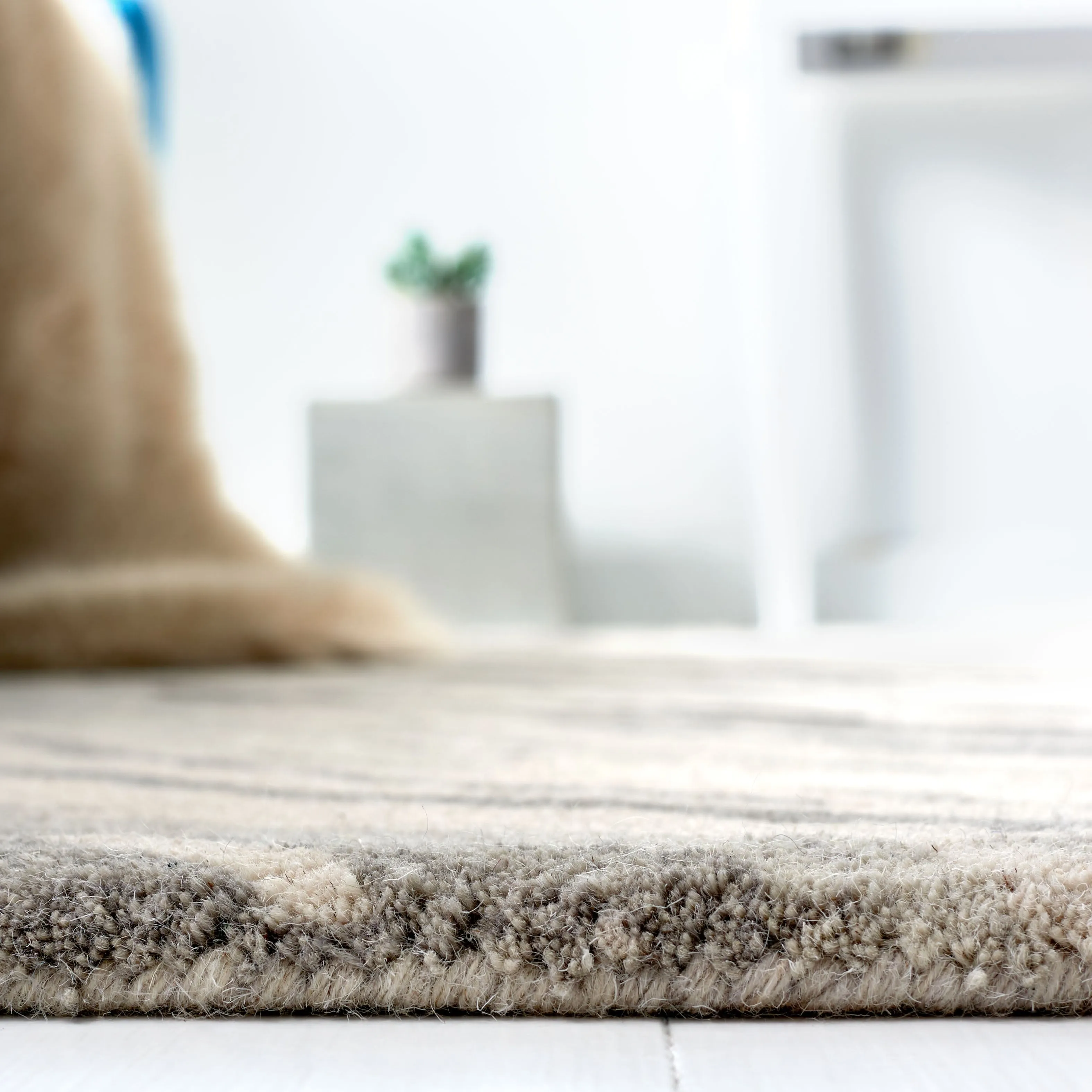 SAFAVIEH Handmade Soho Brittanie Modern Wool Rug