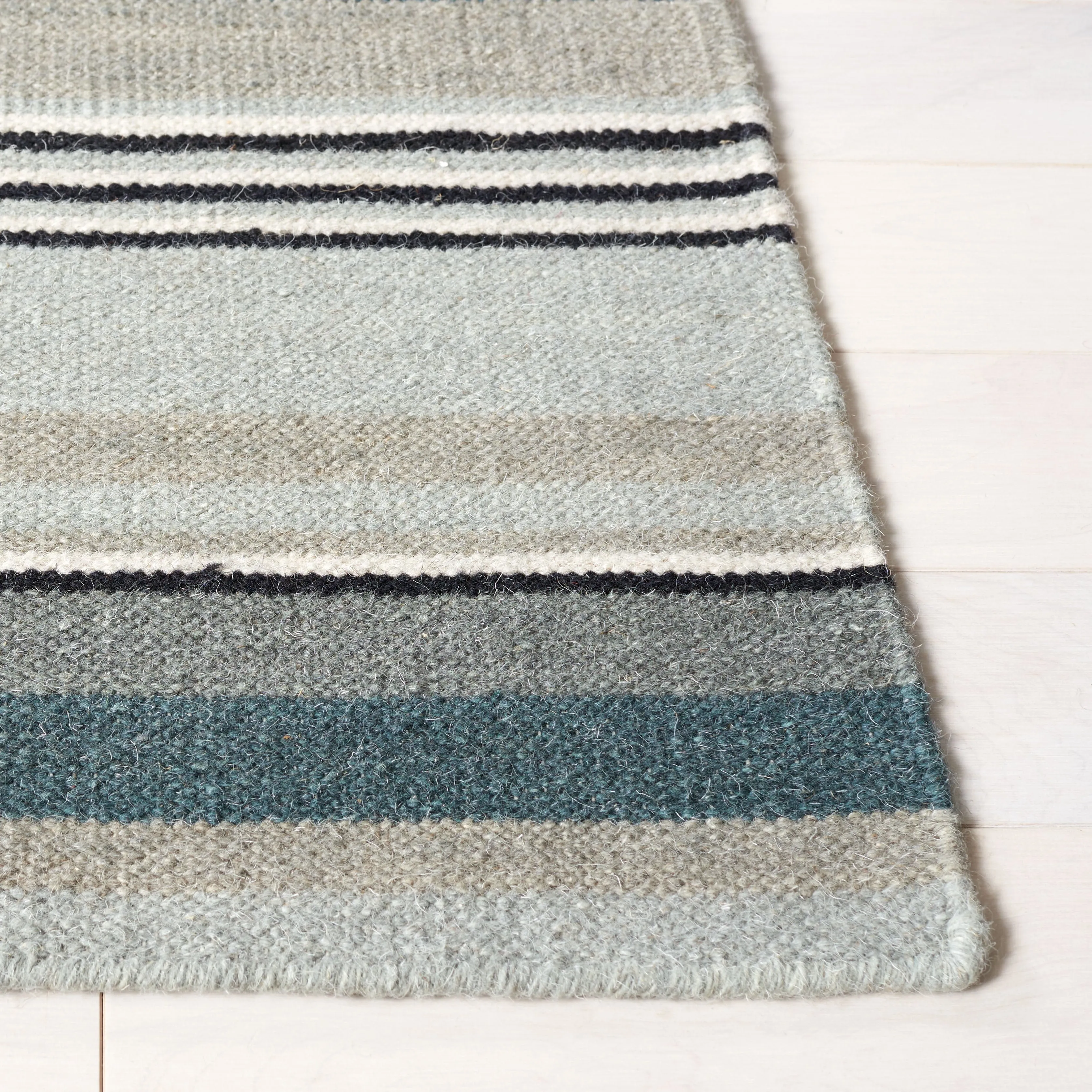 SAFAVIEH Handmade Striped Kilim Torrie Casual Wool Rug