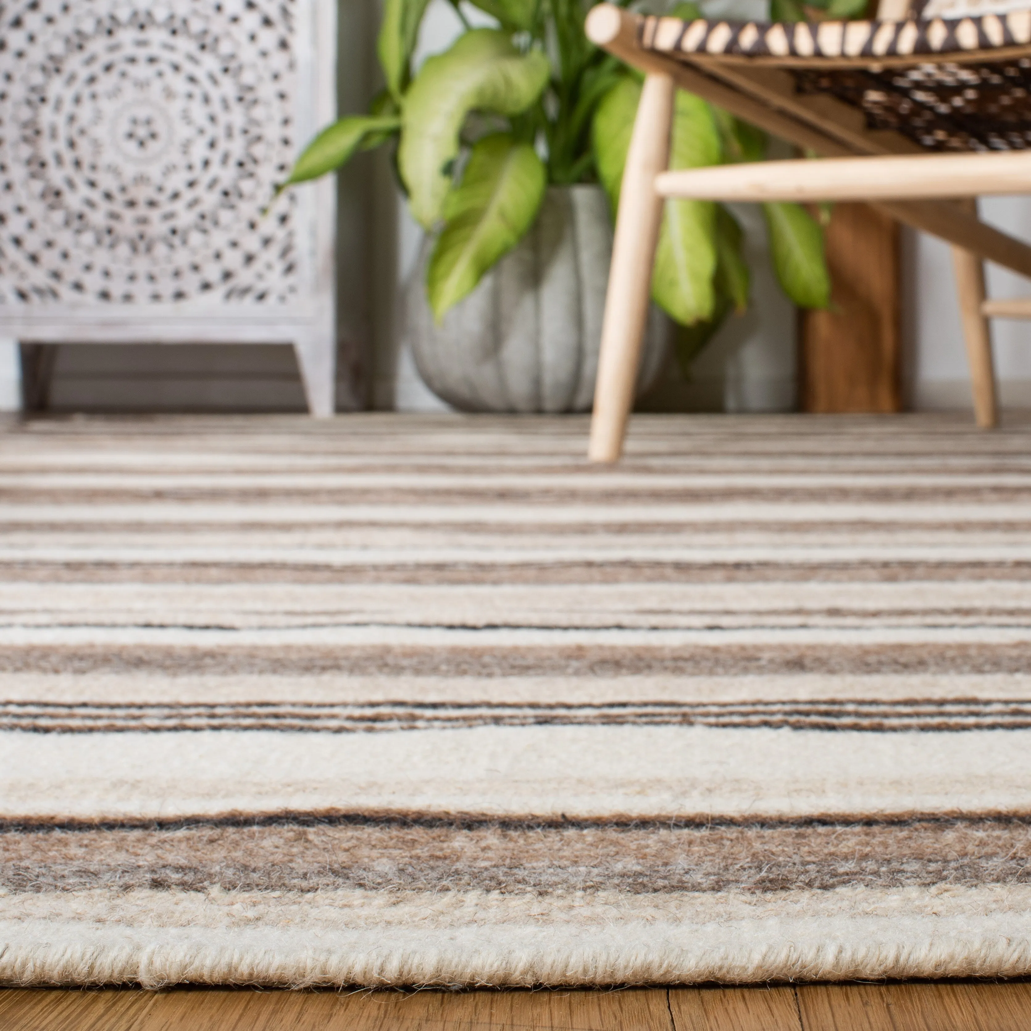 SAFAVIEH Handmade Striped Kilim Torrie Casual Wool Rug
