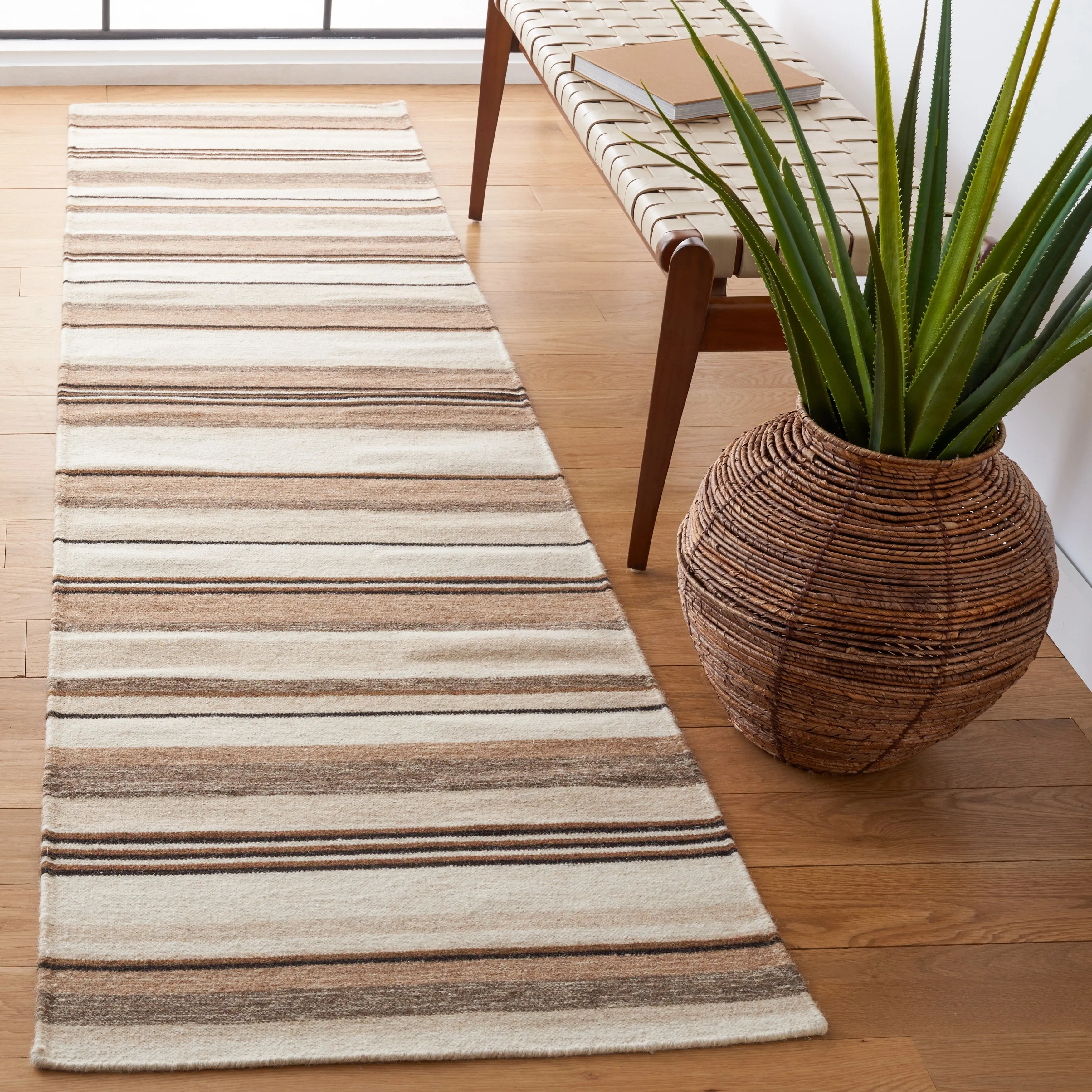 SAFAVIEH Handmade Striped Kilim Torrie Casual Wool Rug