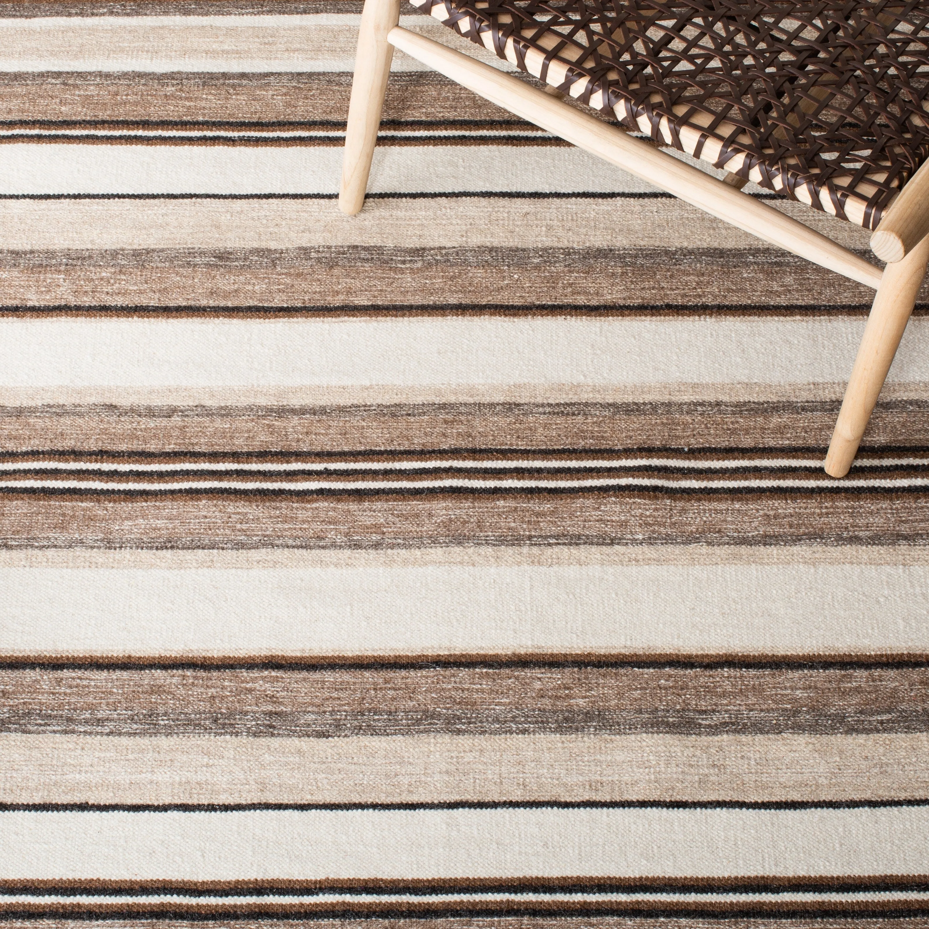 SAFAVIEH Handmade Striped Kilim Torrie Casual Wool Rug