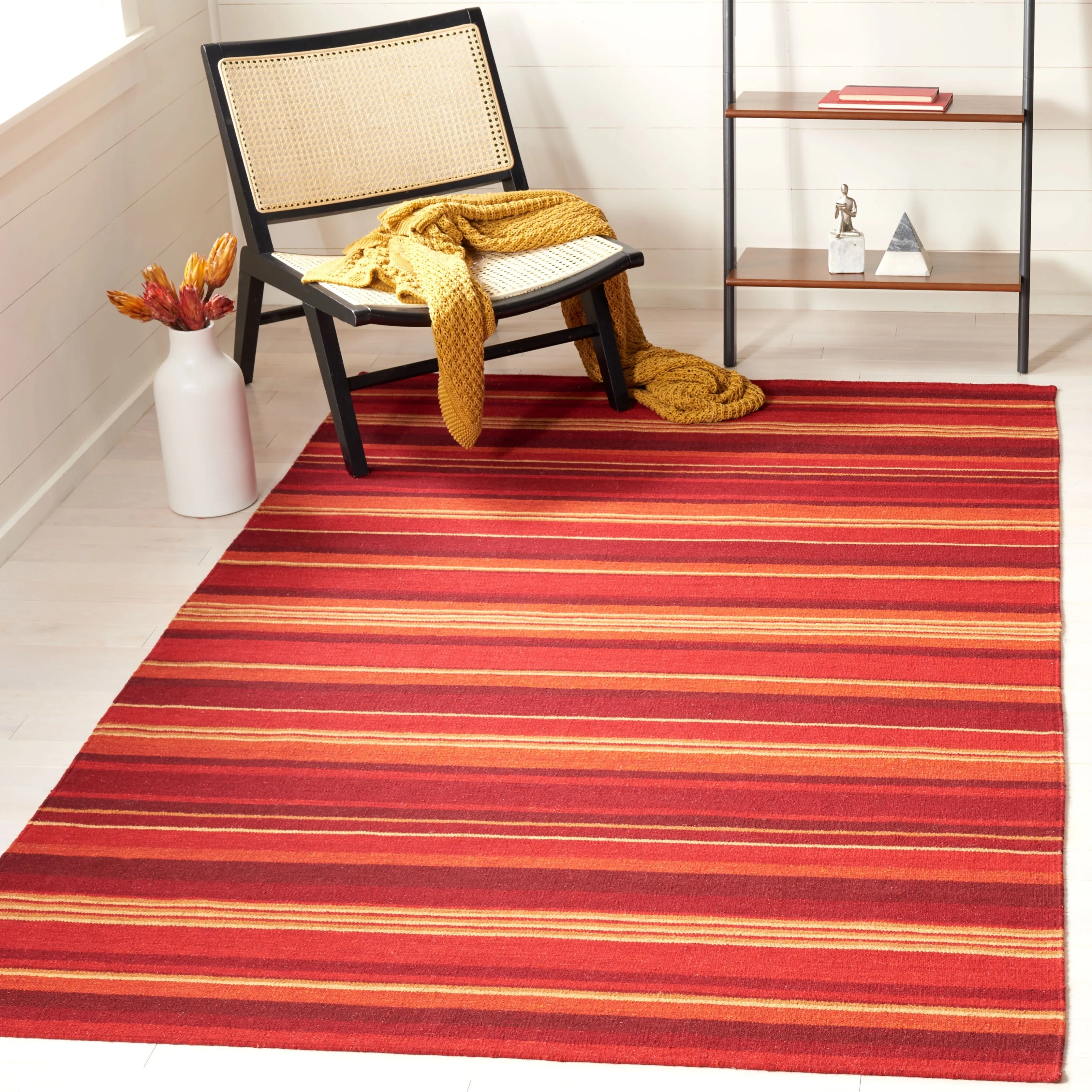 SAFAVIEH Handmade Striped Kilim Torrie Casual Wool Rug