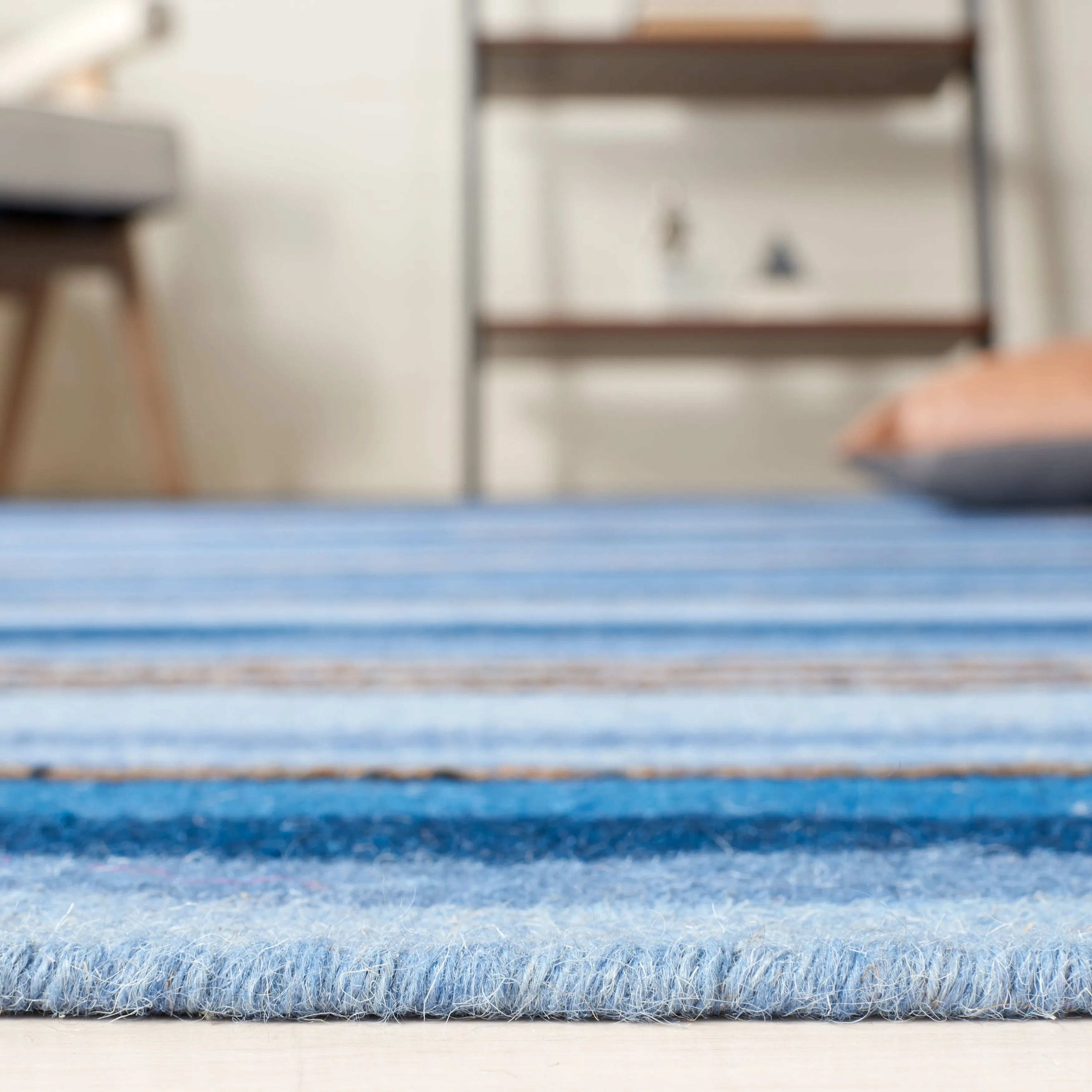 SAFAVIEH Handmade Striped Kilim Torrie Casual Wool Rug