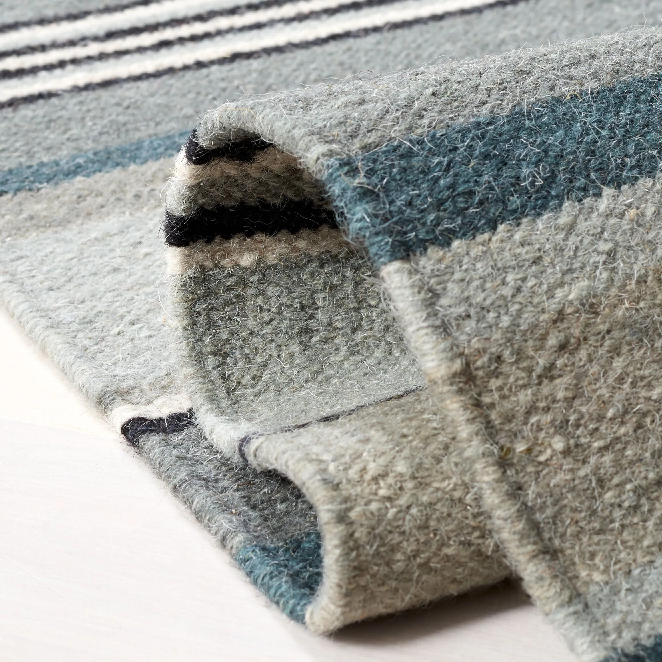 SAFAVIEH Handmade Striped Kilim Torrie Casual Wool Rug