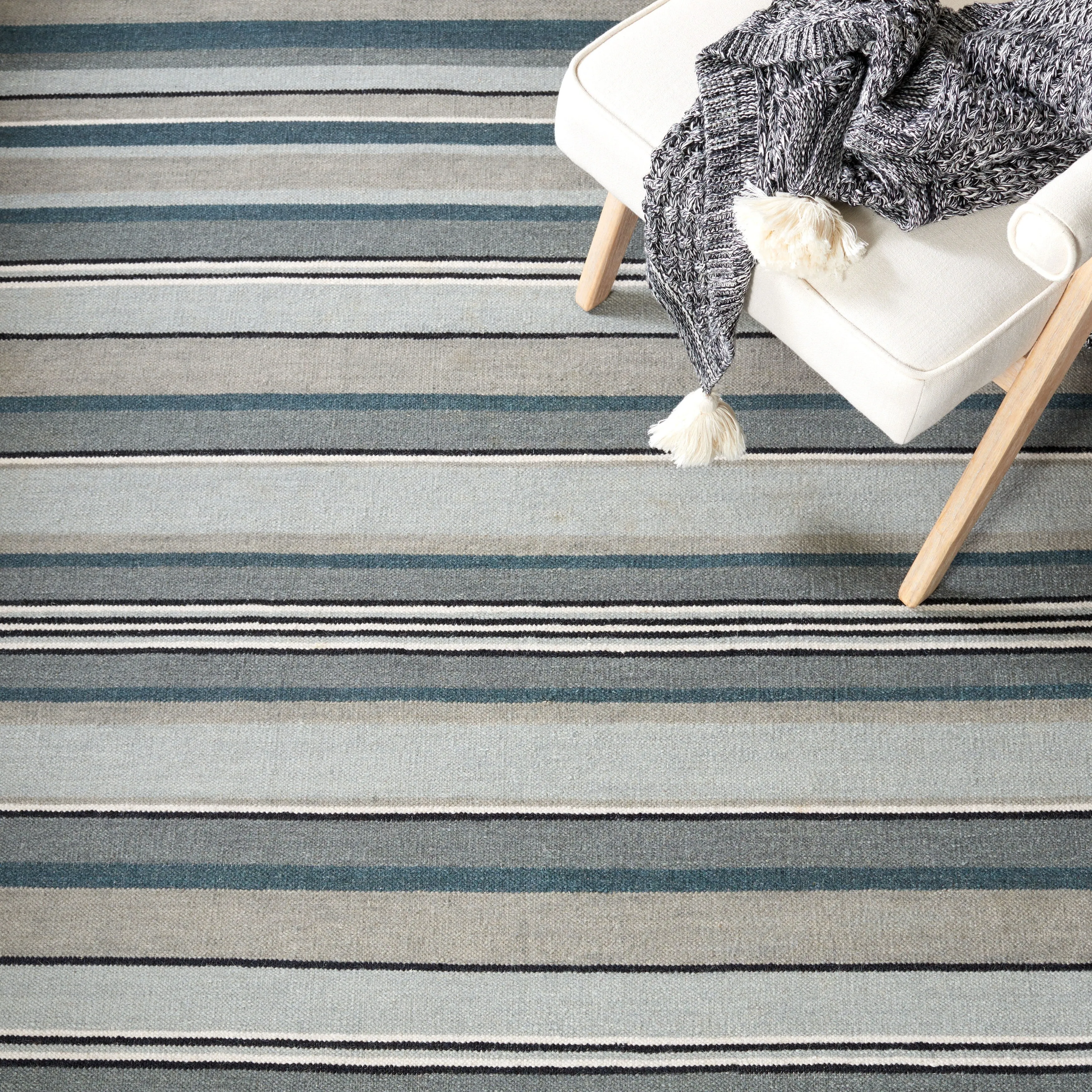 SAFAVIEH Handmade Striped Kilim Torrie Casual Wool Rug