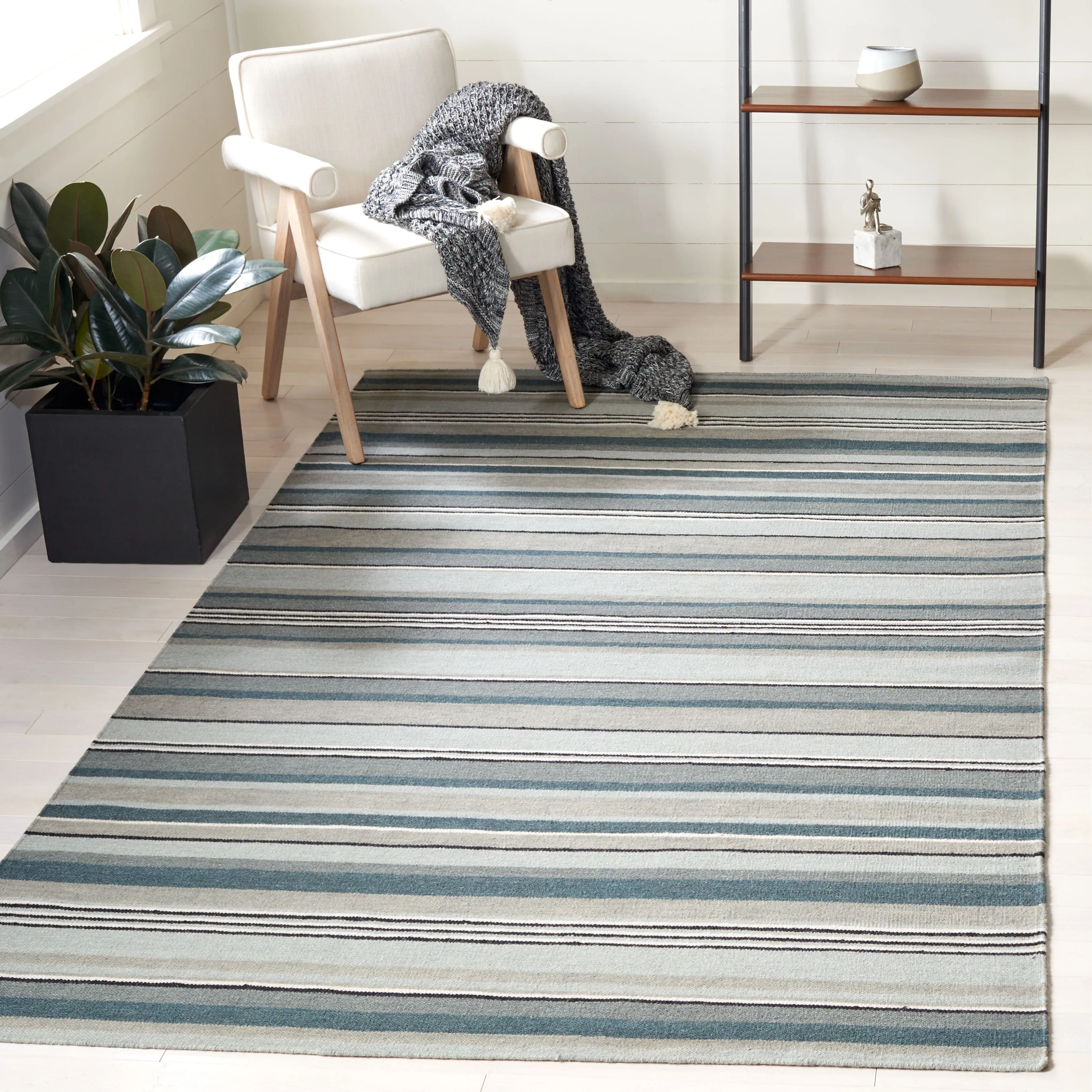 SAFAVIEH Handmade Striped Kilim Torrie Casual Wool Rug