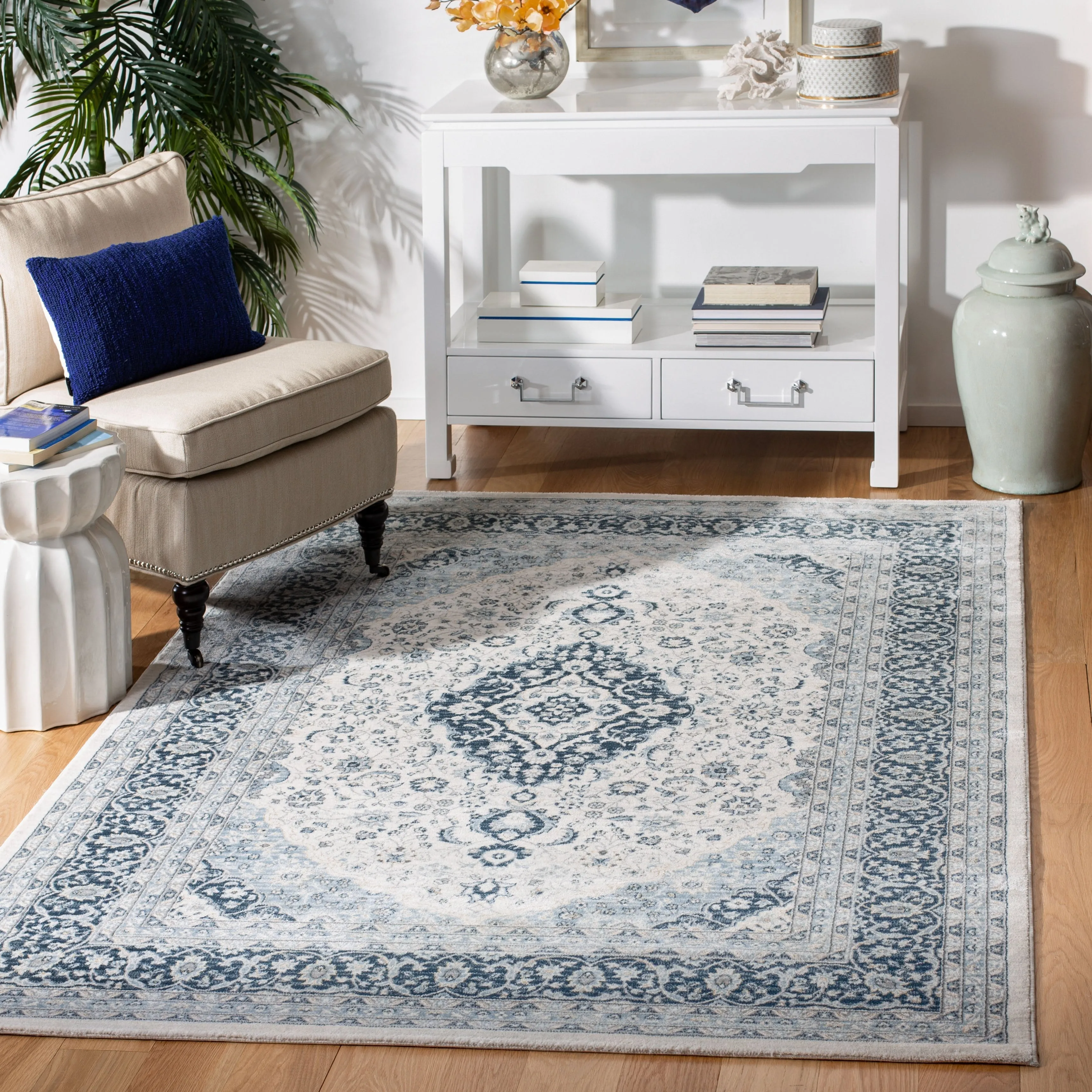 SAFAVIEH. Isabella Collette Traditional Oriental Rug