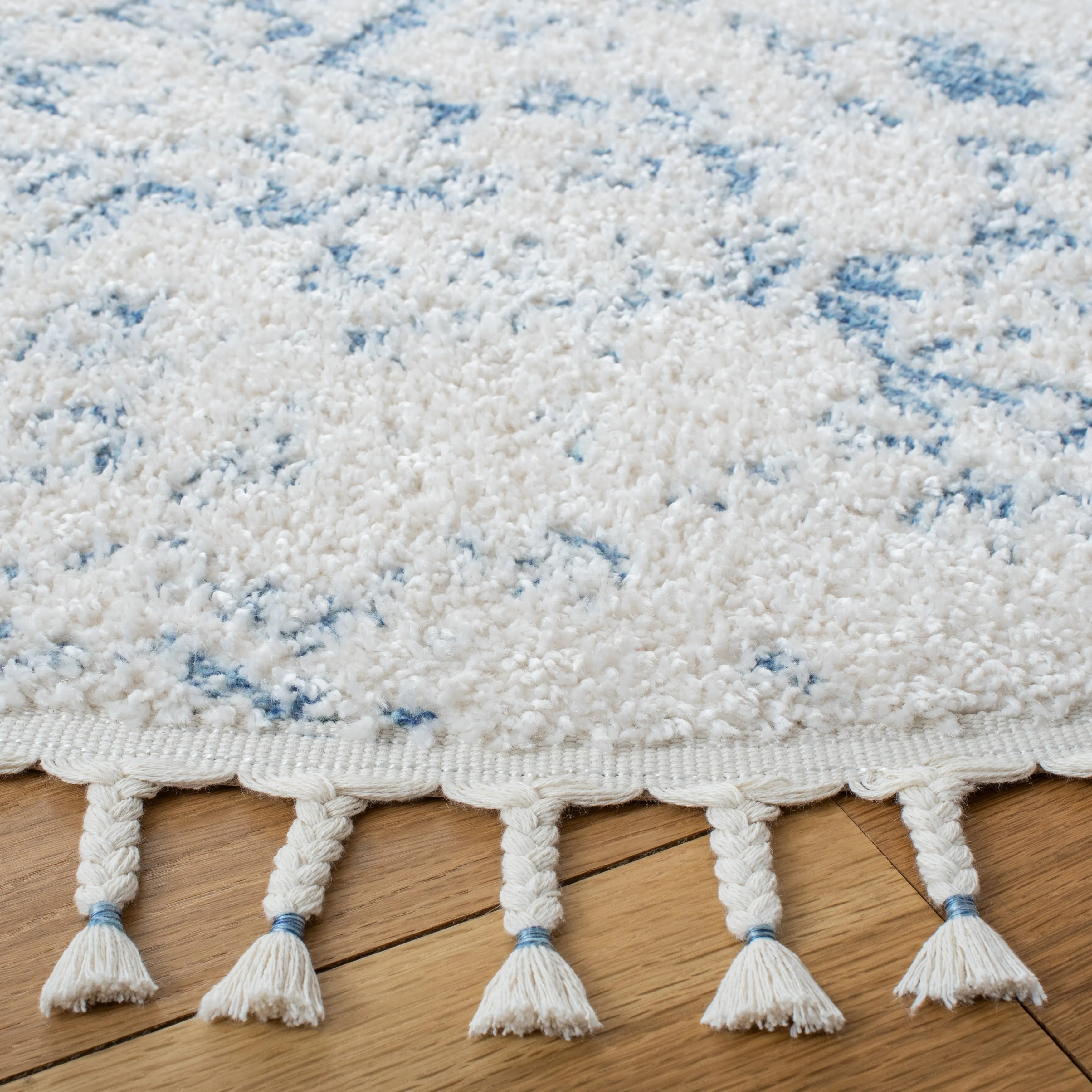 SAFAVIEH Moroccan Tassel Shag Reatha 0.75-inch Thick Rug