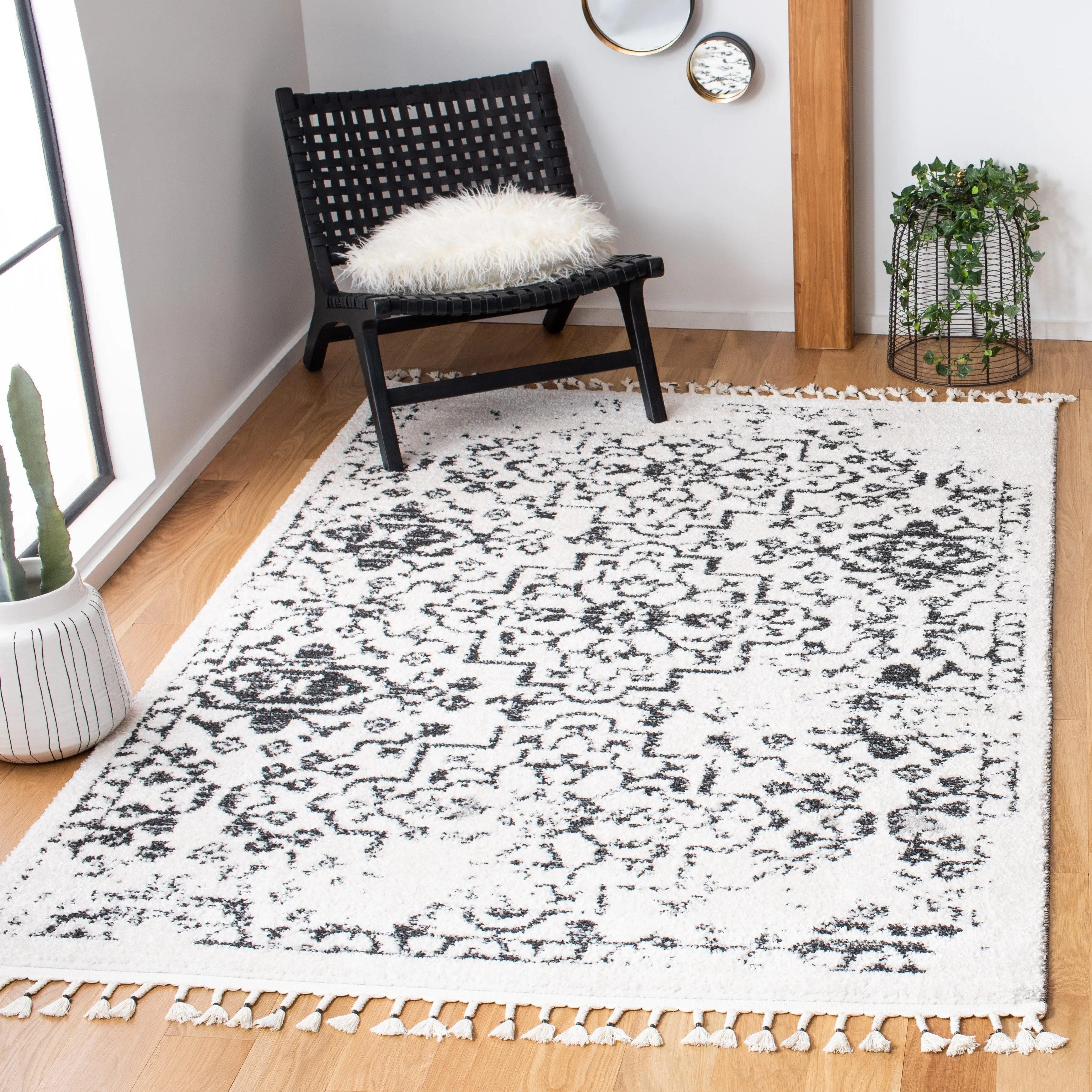 SAFAVIEH Moroccan Tassel Shag Reatha 0.75-inch Thick Rug