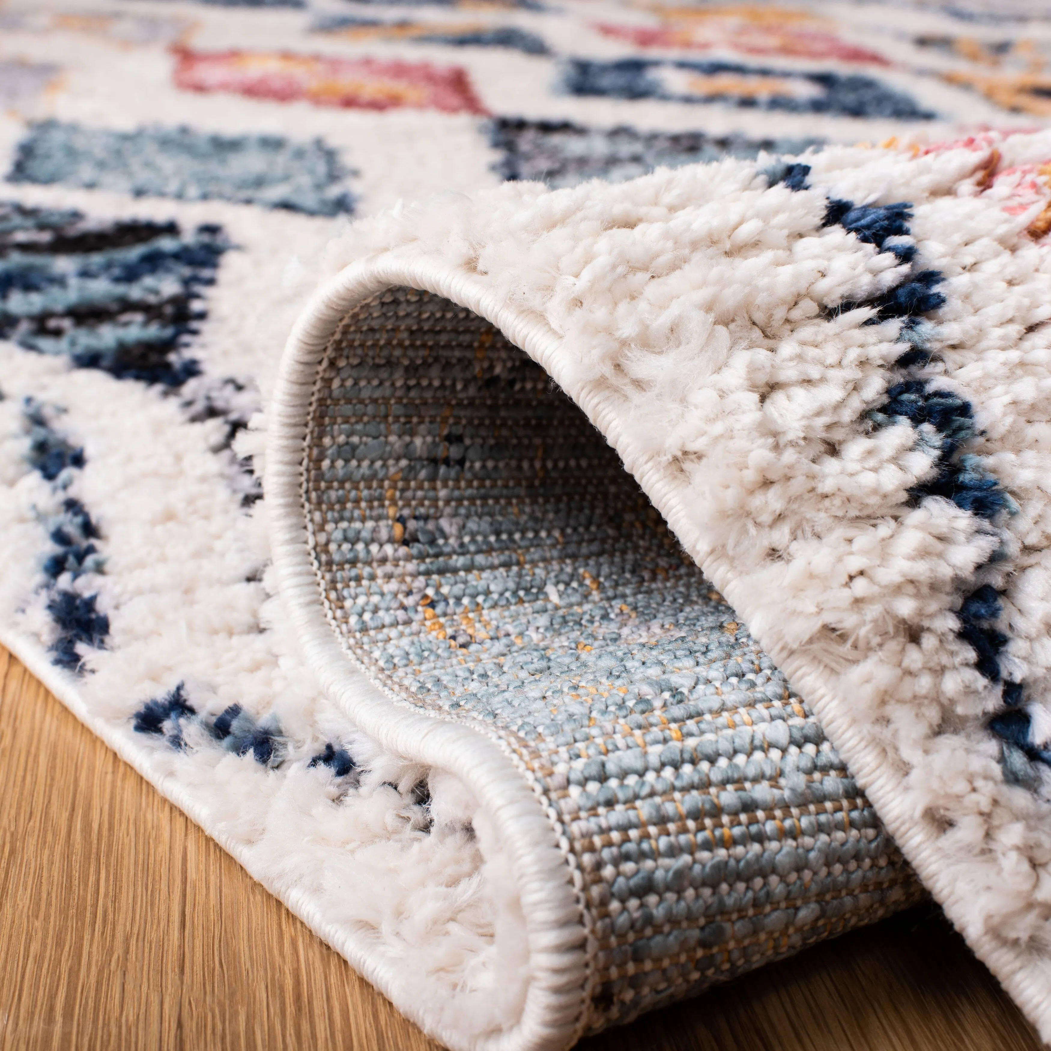 SAFAVIEH Morocco Bohemian & Eclectic Vlasta Tribal Cream/Multi Polyester Rug