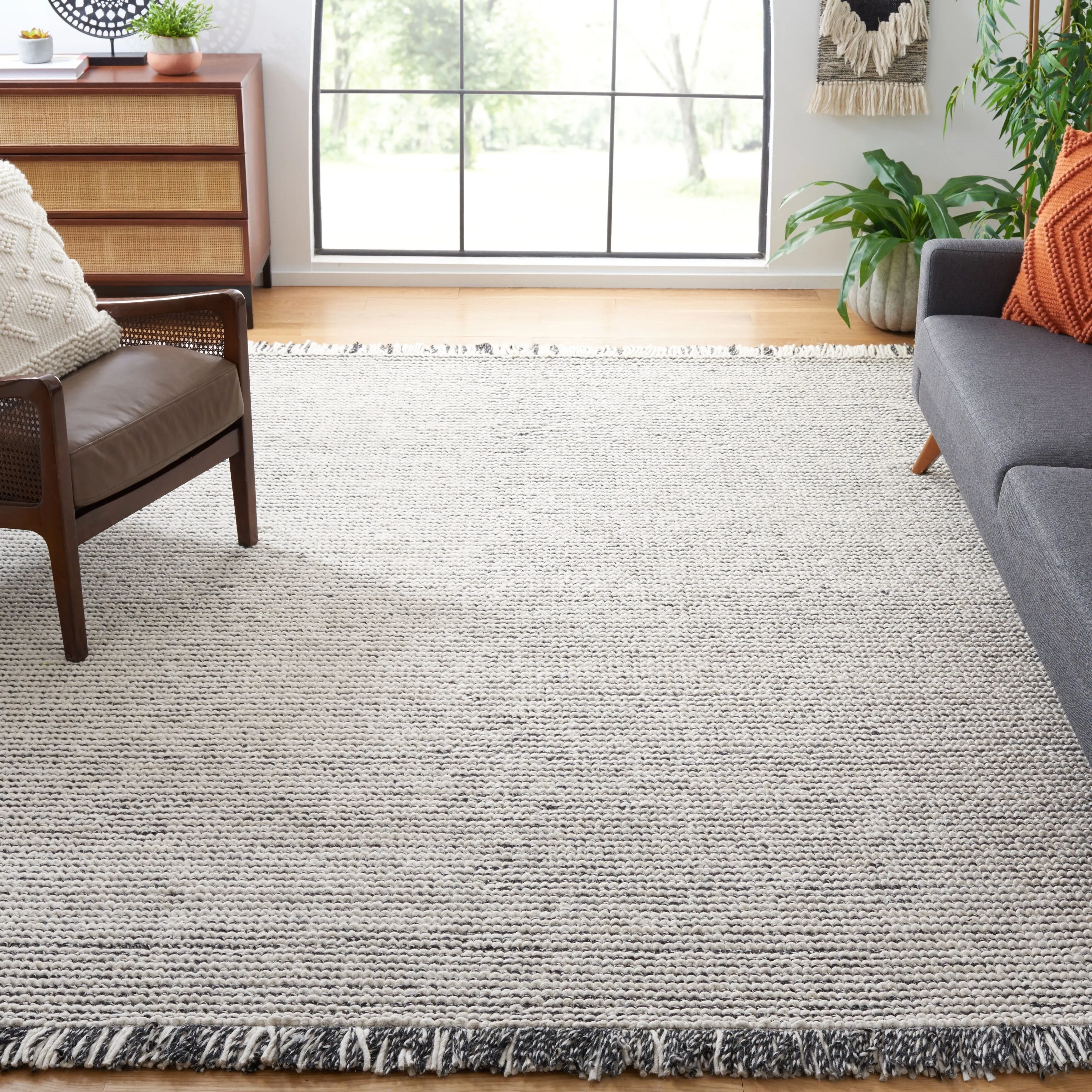 SAFAVIEH Natura Bernetta Wool Fringe Rug