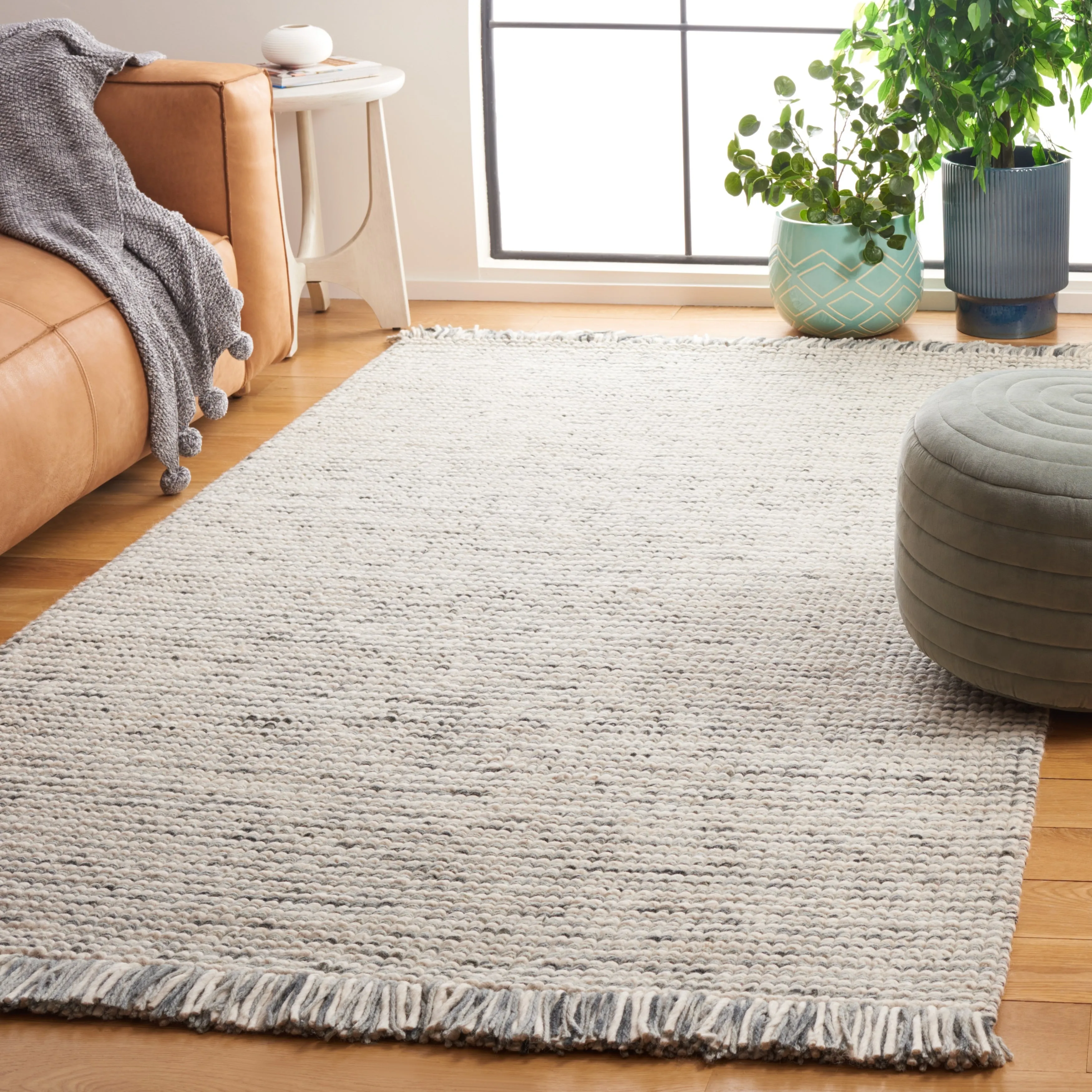 SAFAVIEH Natura Bernetta Wool Fringe Rug