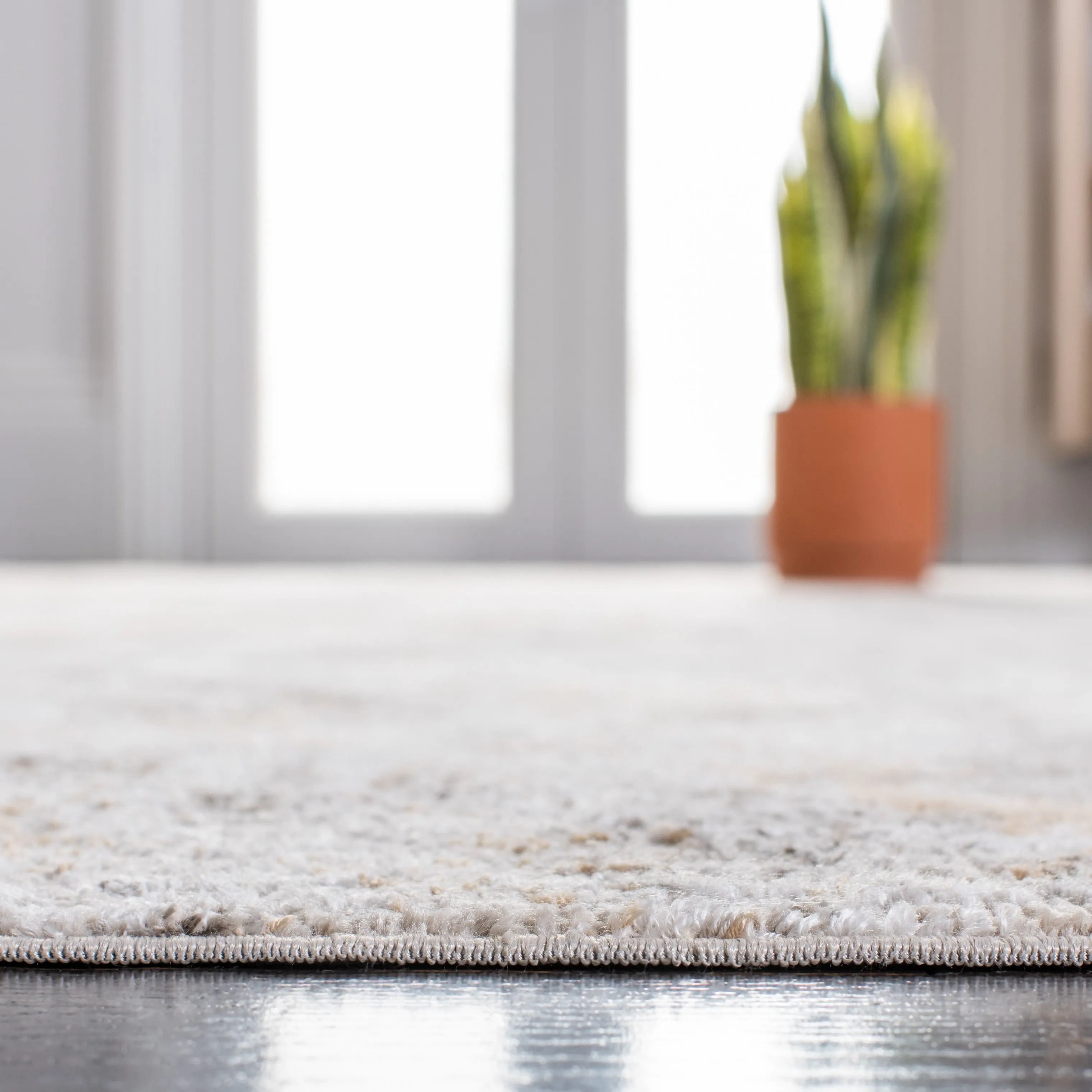 SAFAVIEH Princeton Fleta Distressed Viscose Rug
