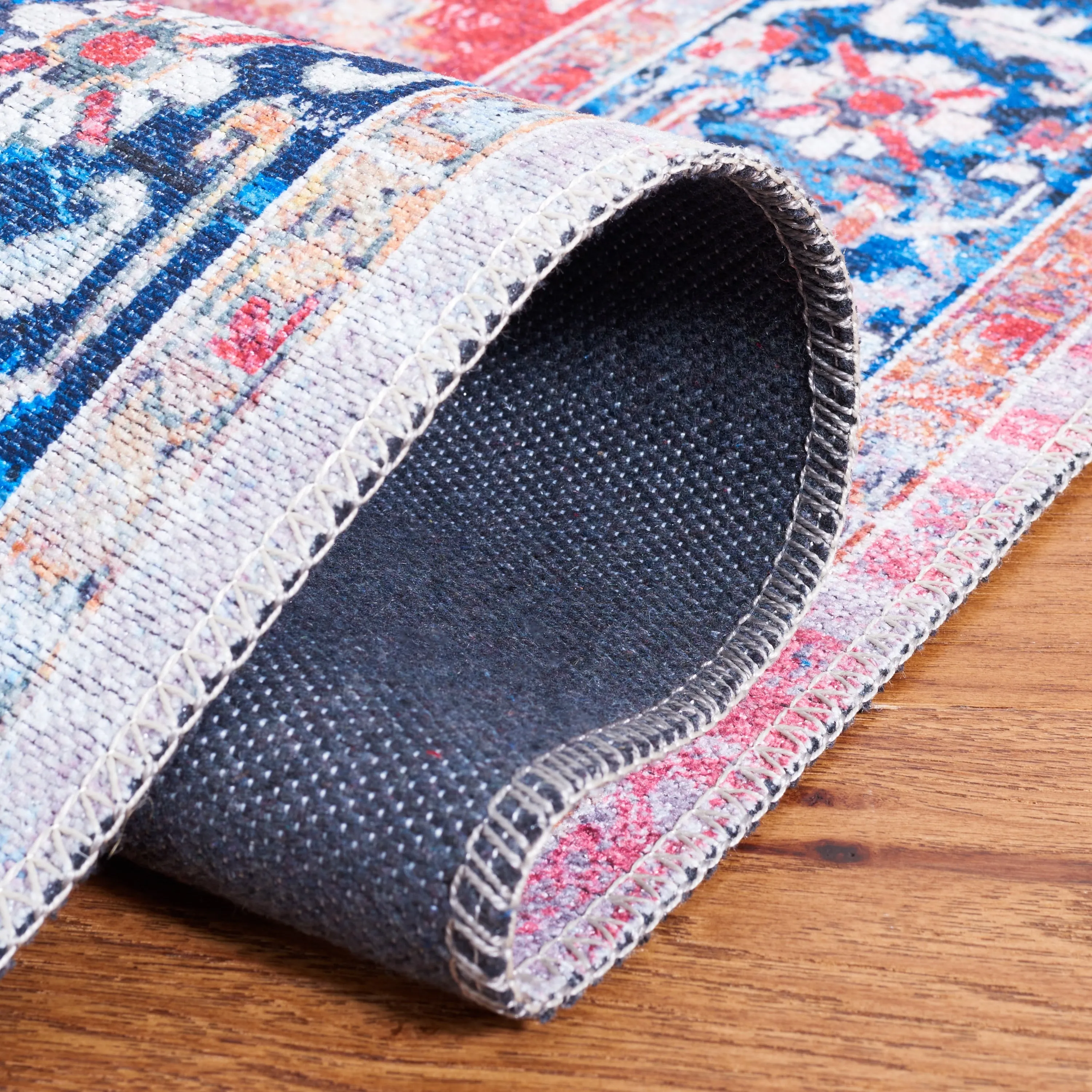 SAFAVIEH Serapi Machine Washable Wilhelmine Distressed Rug