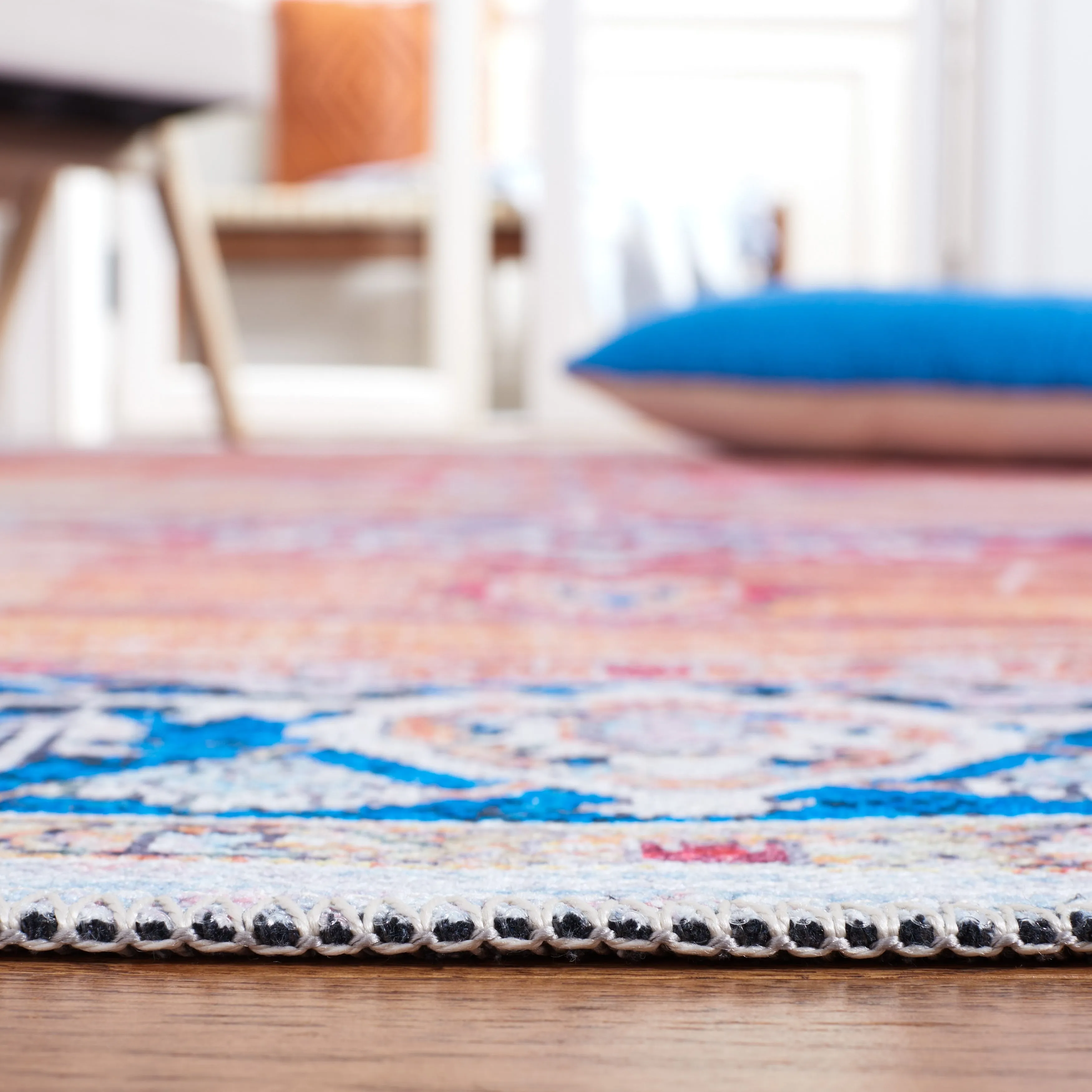 SAFAVIEH Serapi Machine Washable Wilhelmine Distressed Rug