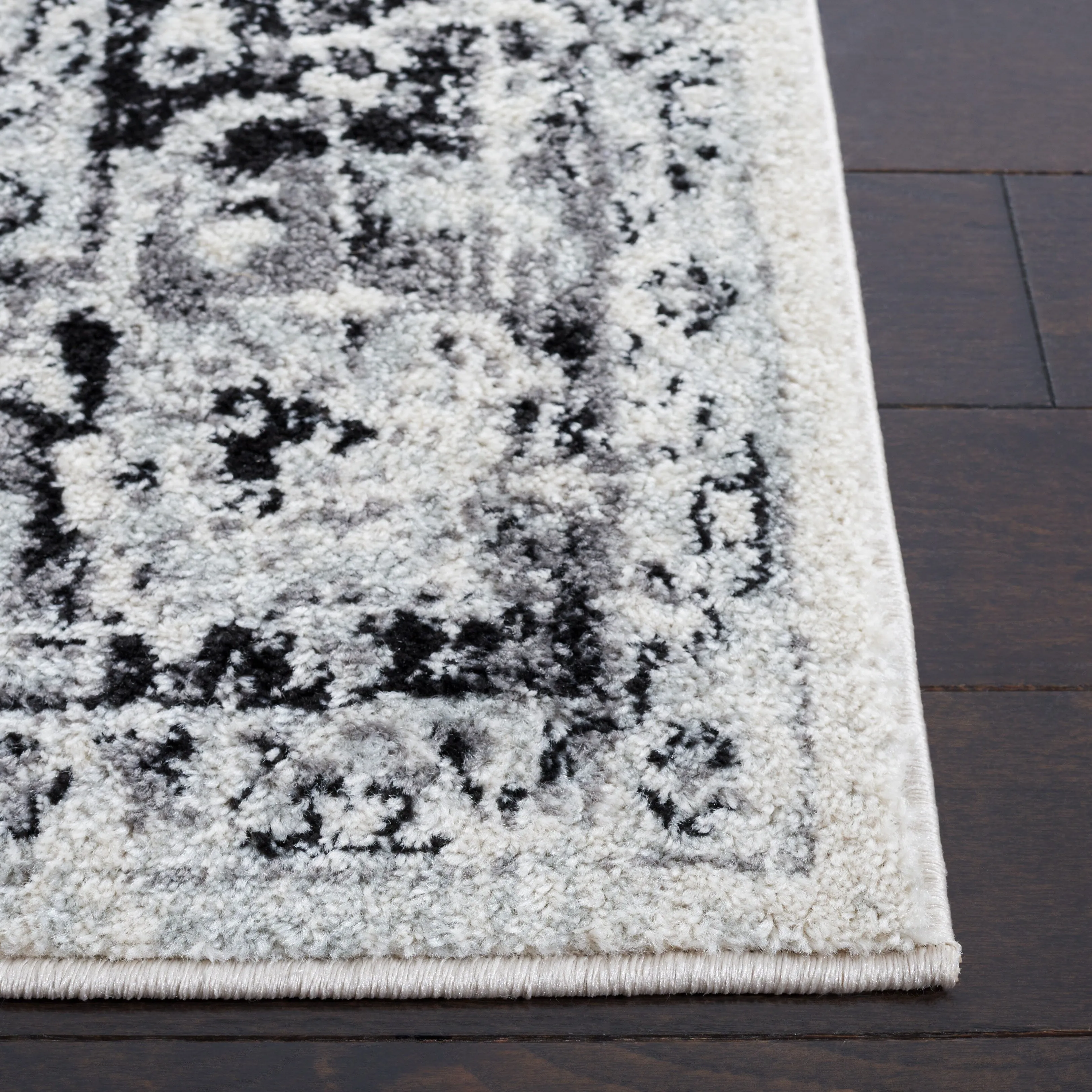 SAFAVIEH Tulum Atje Oriental Rug