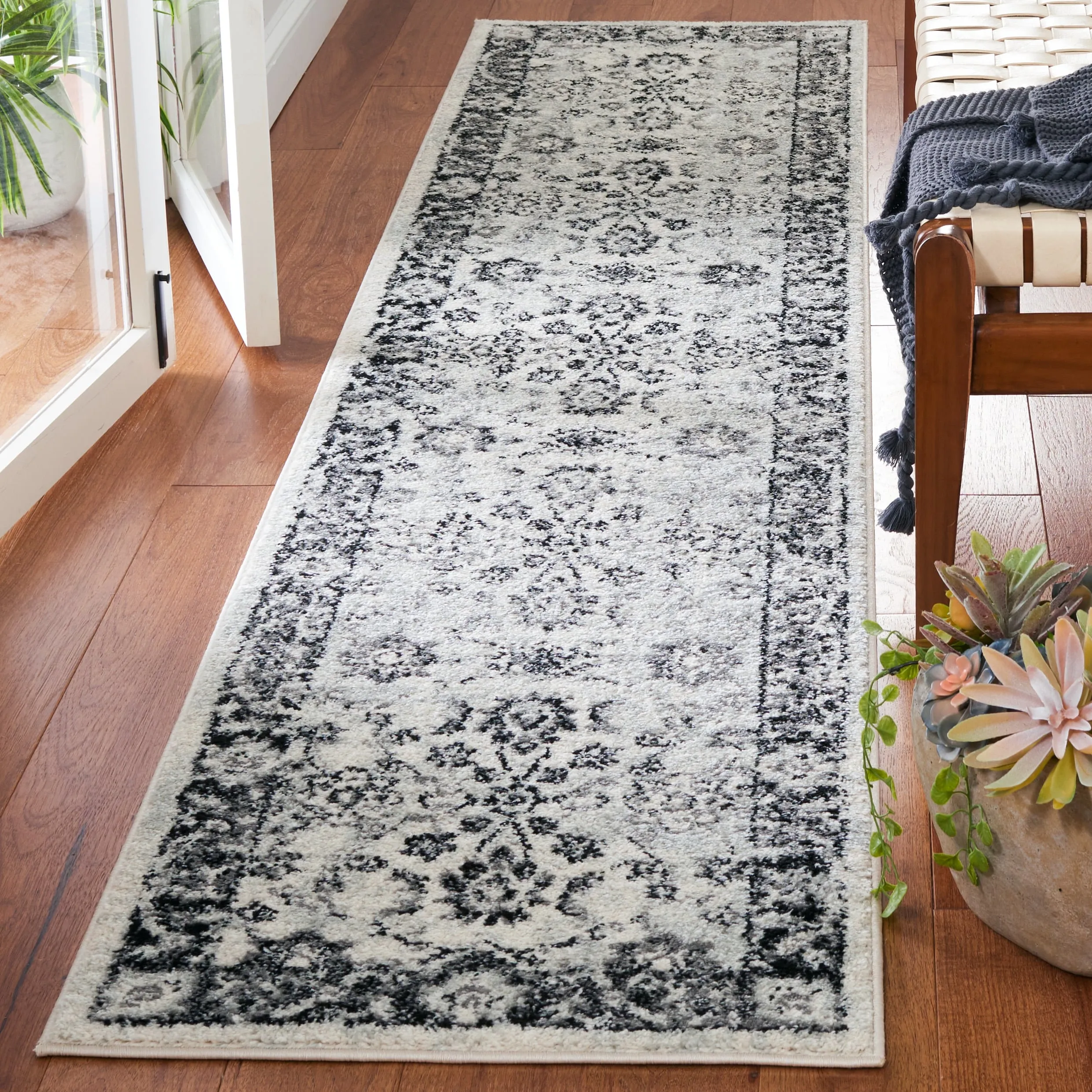 SAFAVIEH Tulum Atje Oriental Rug