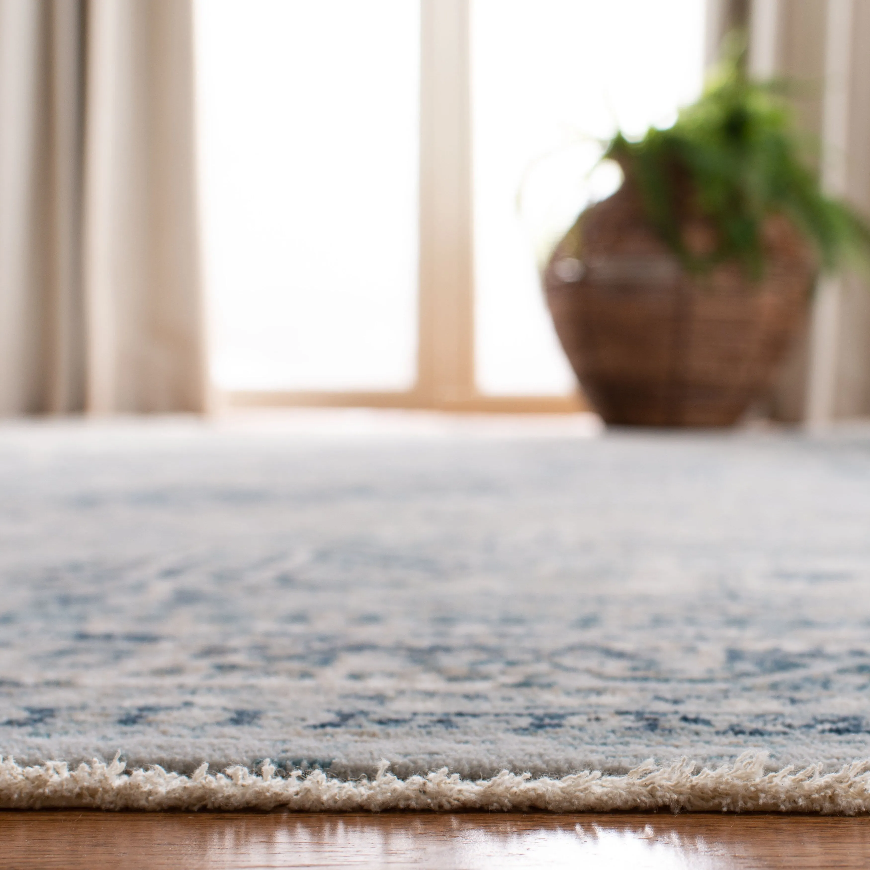 SAFAVIEH Victoria Aurelia Traditional Oriental Rug