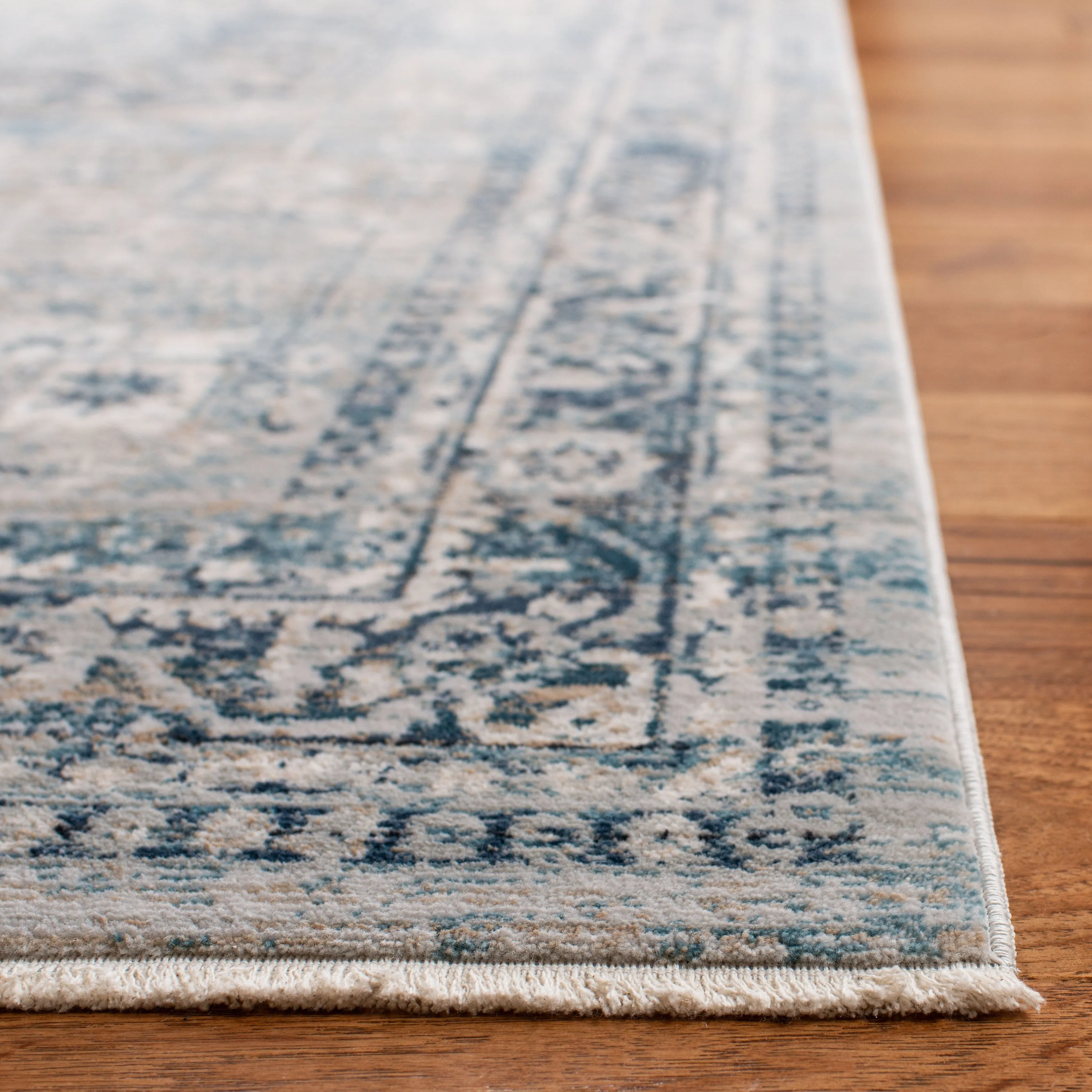 SAFAVIEH Victoria Aurelia Traditional Oriental Rug