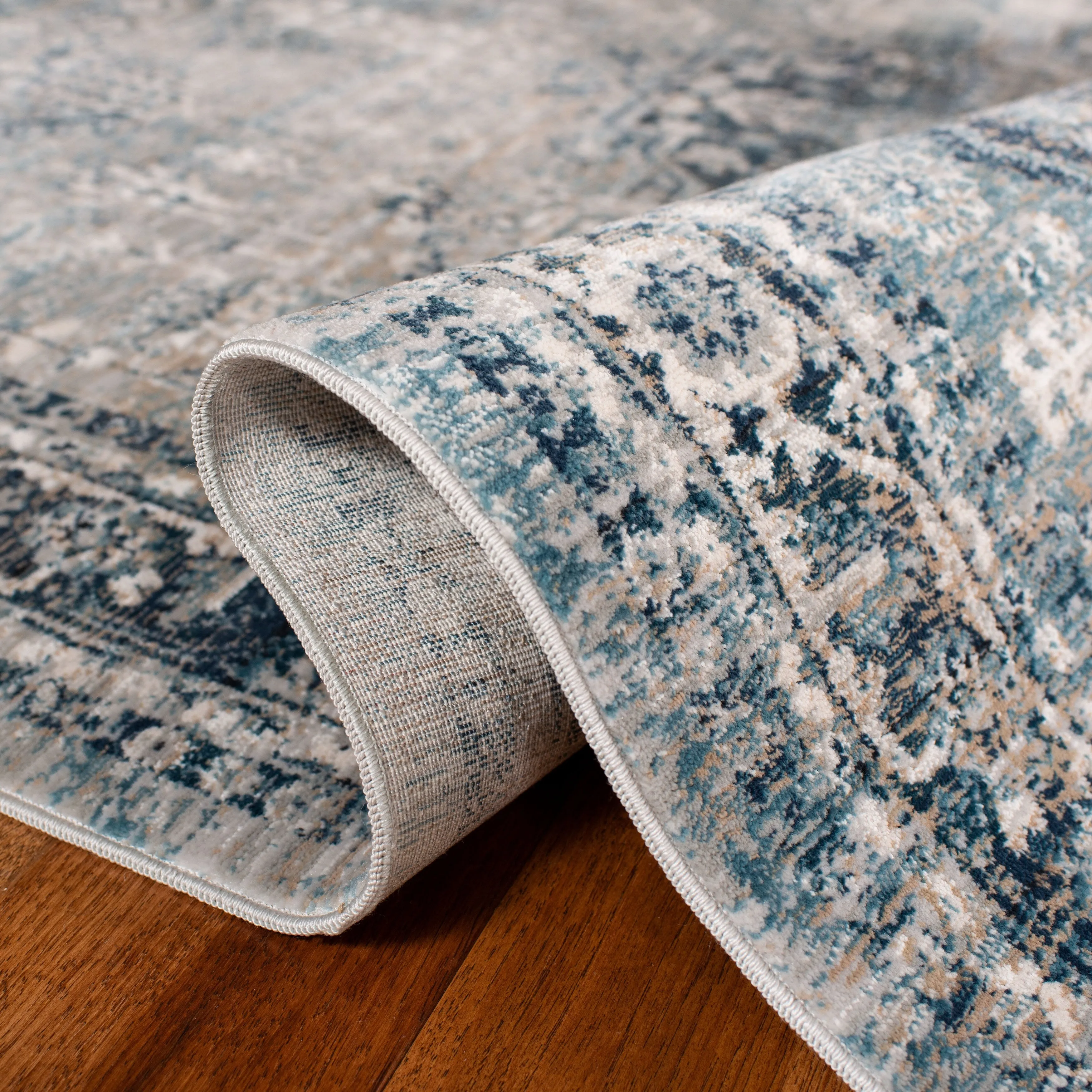 SAFAVIEH Victoria Aurelia Traditional Oriental Rug