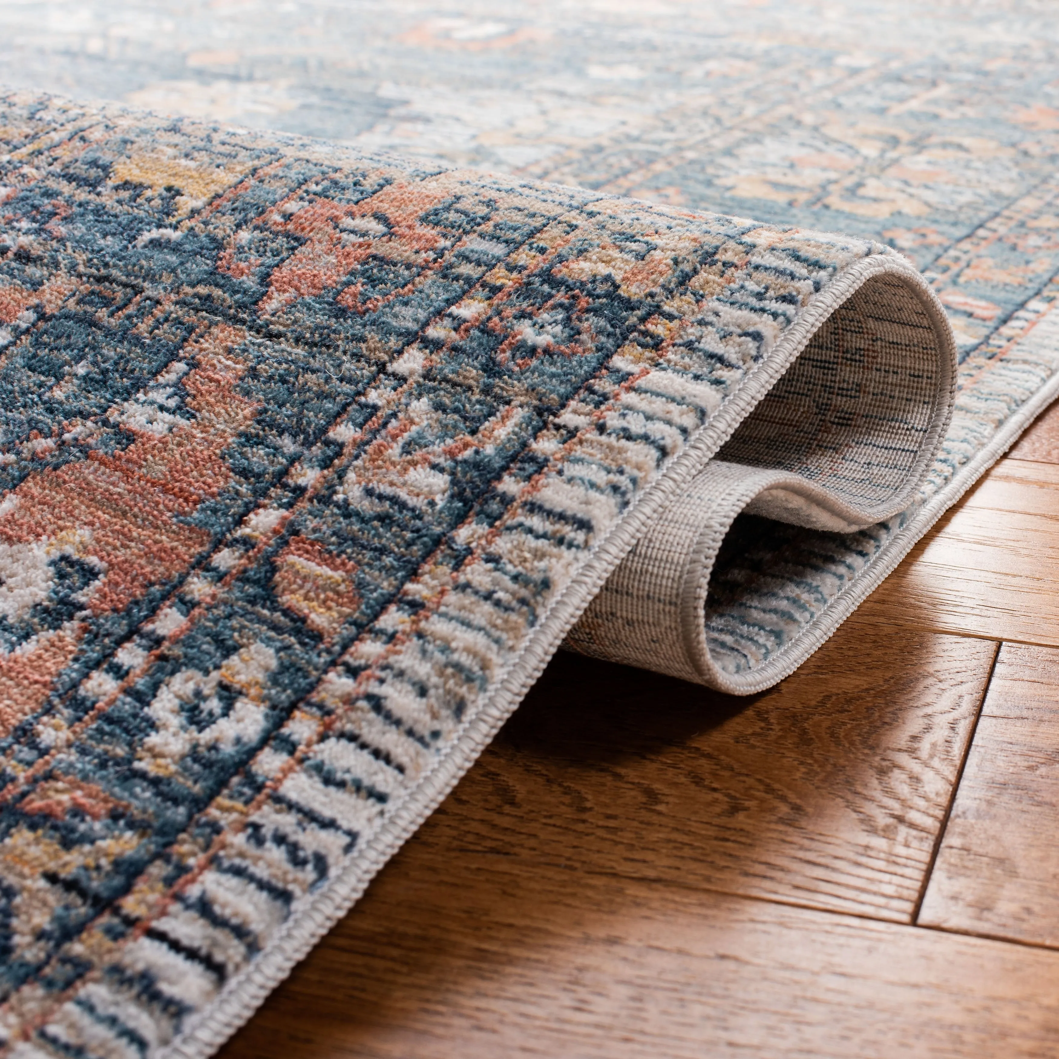 SAFAVIEH Victoria Lavinia Traditional Oriental Rug