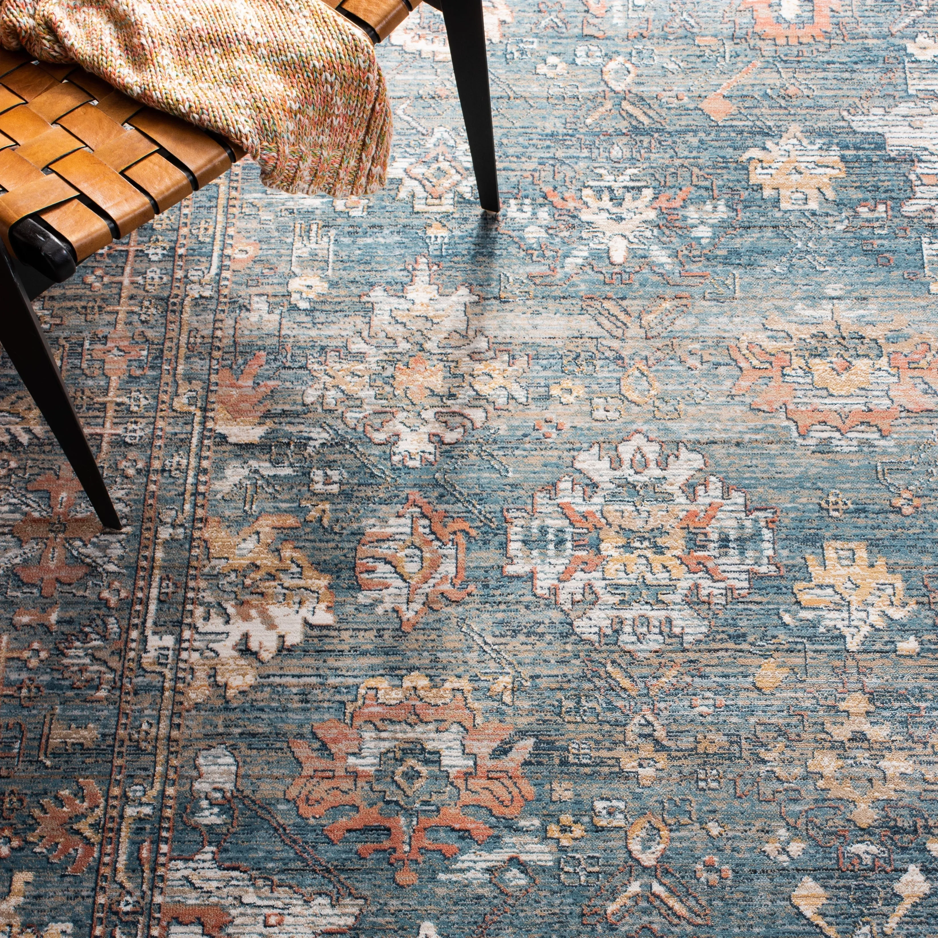 SAFAVIEH Victoria Lavinia Traditional Oriental Rug