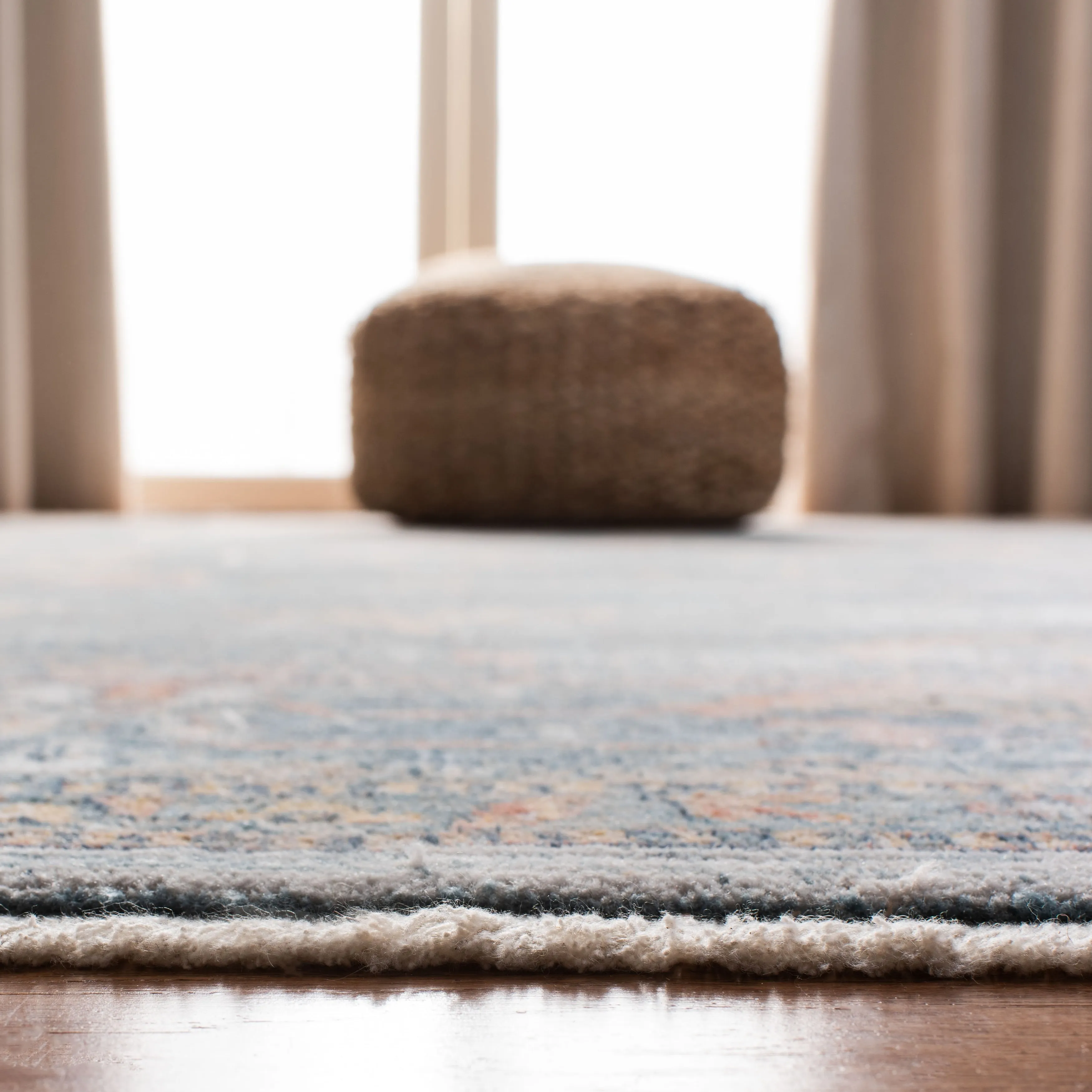 SAFAVIEH Victoria Lavinia Traditional Oriental Rug