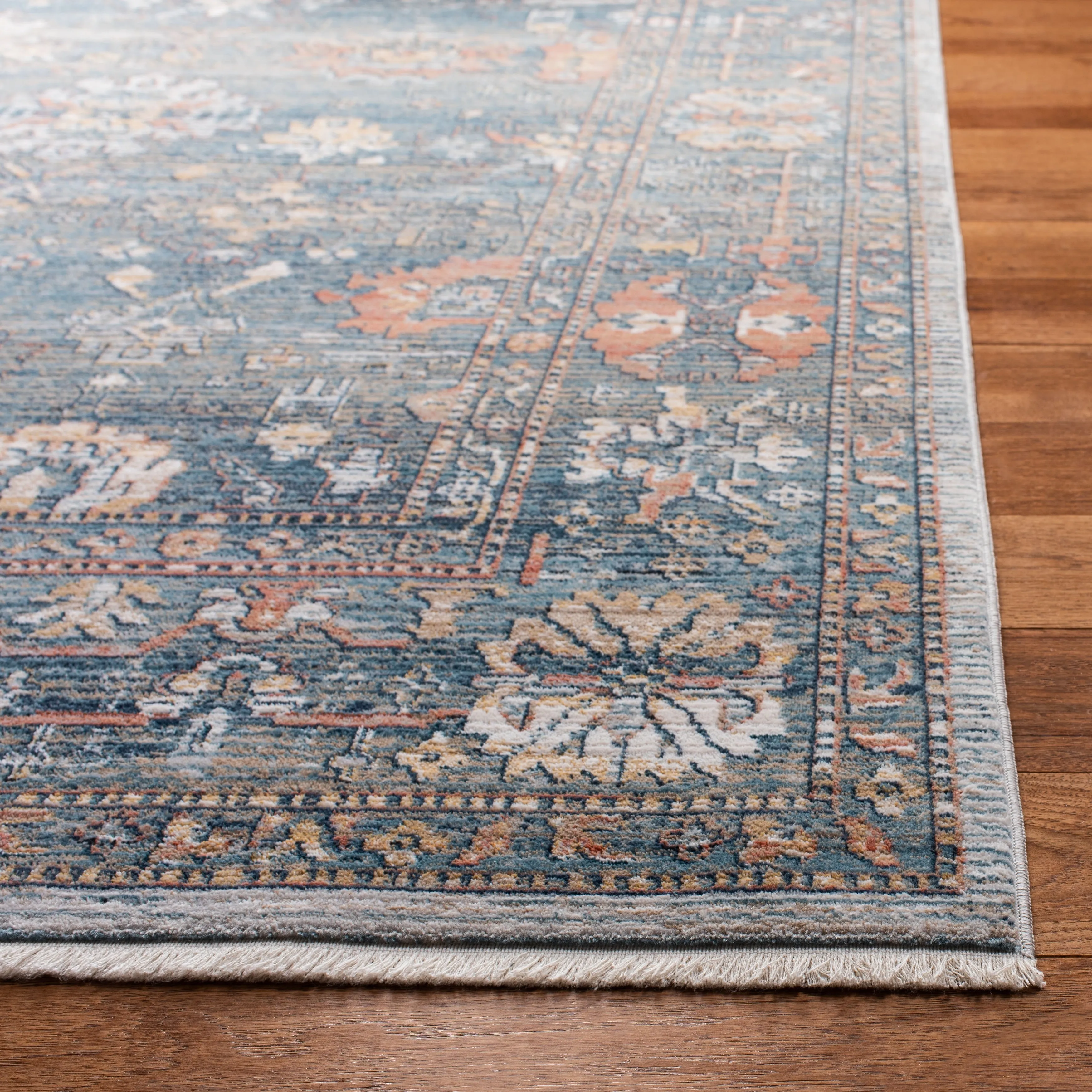SAFAVIEH Victoria Lavinia Traditional Oriental Rug
