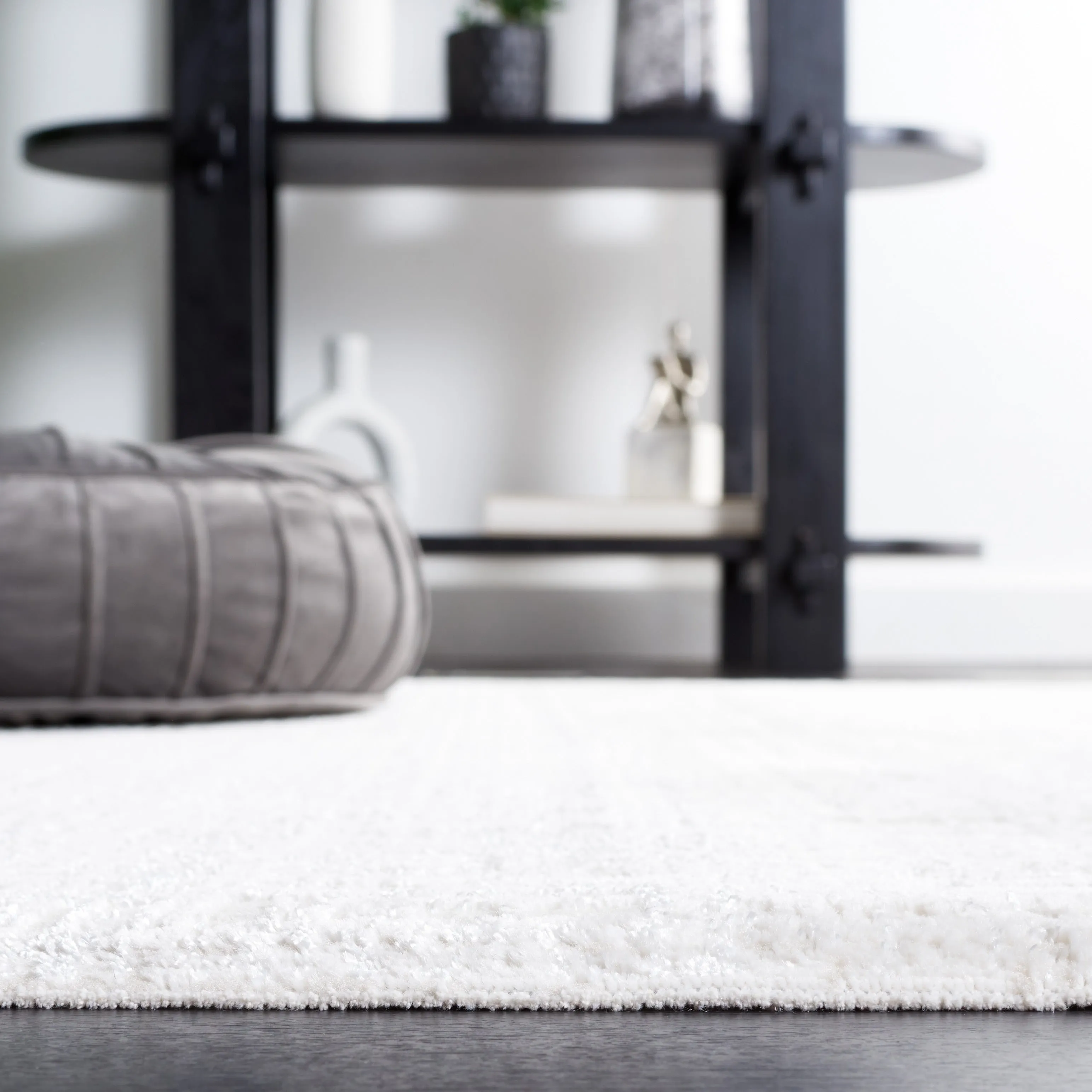 SAFAVIEH Whisper Jurke Modern Rug
