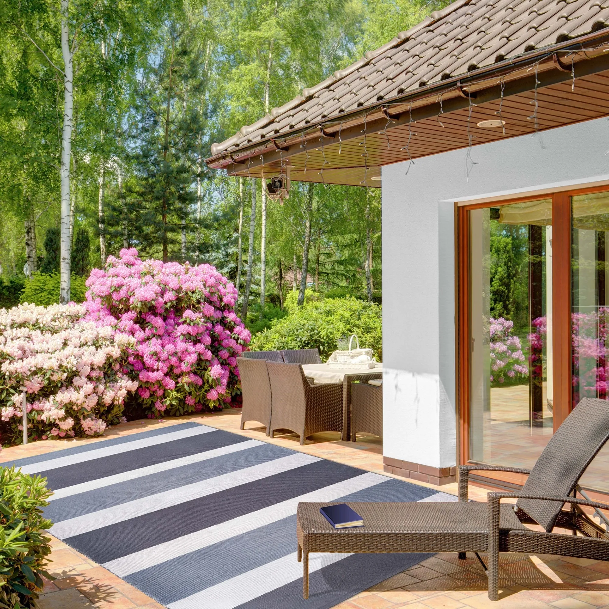 Superior Modern Stripes Indoor/ Outdoor Area Rug