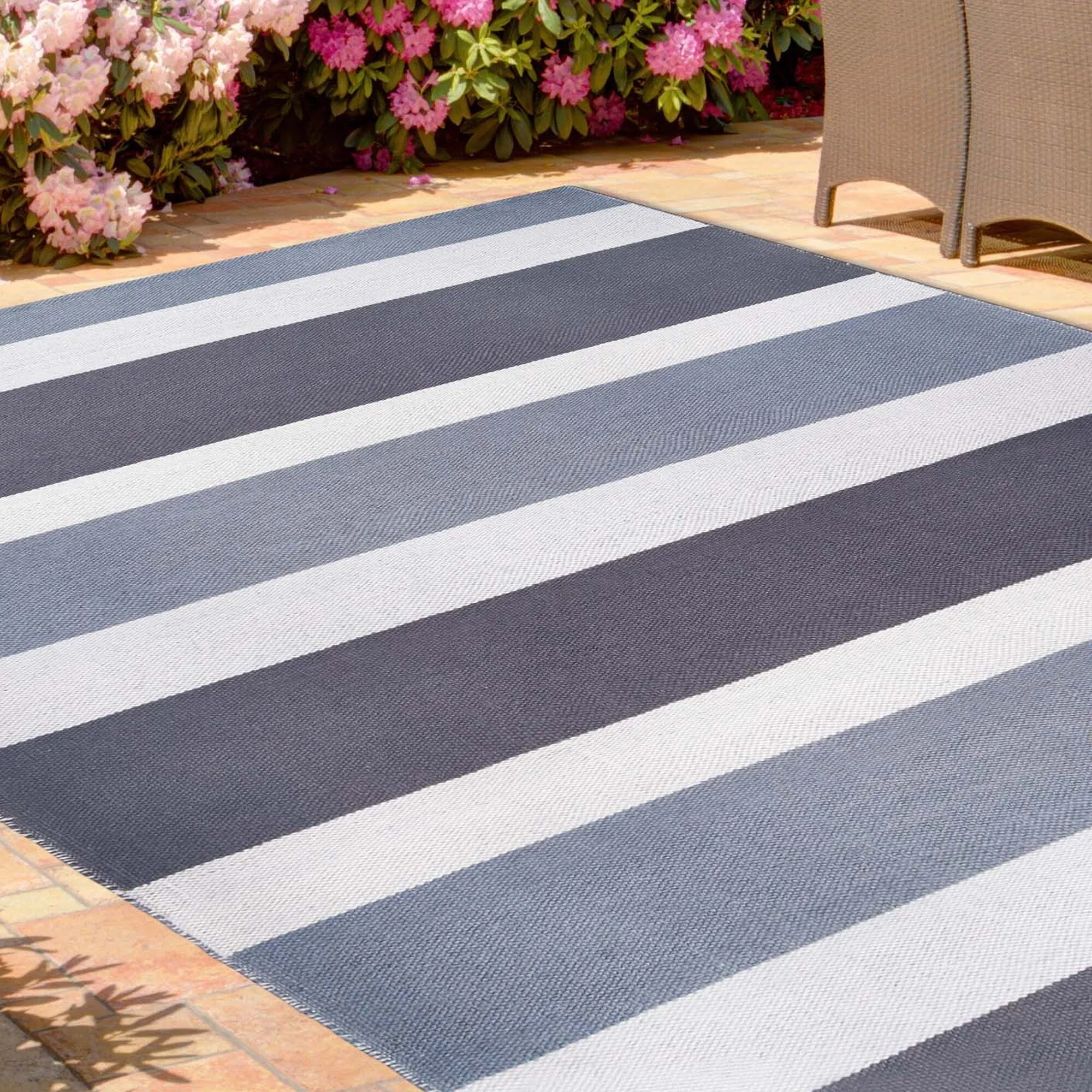 Superior Modern Stripes Indoor/ Outdoor Area Rug