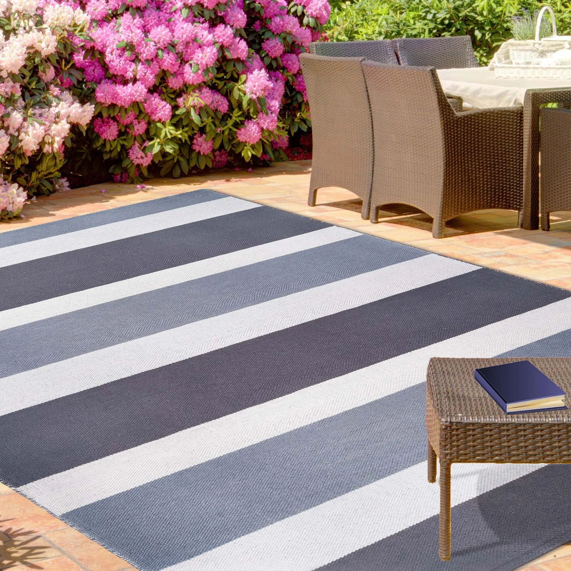 Superior Modern Stripes Indoor/ Outdoor Area Rug