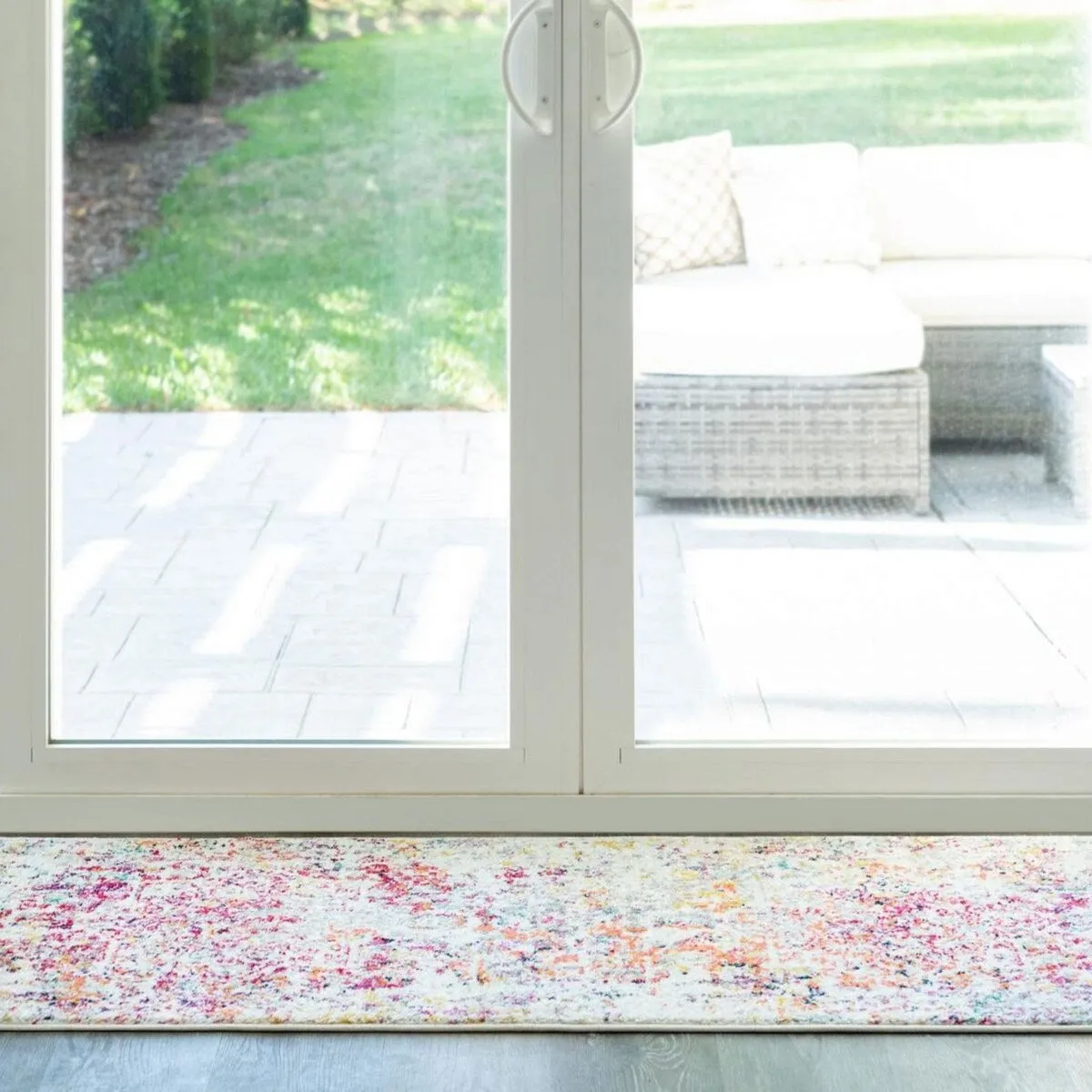 Traditional Brenda Collection Area Rug
