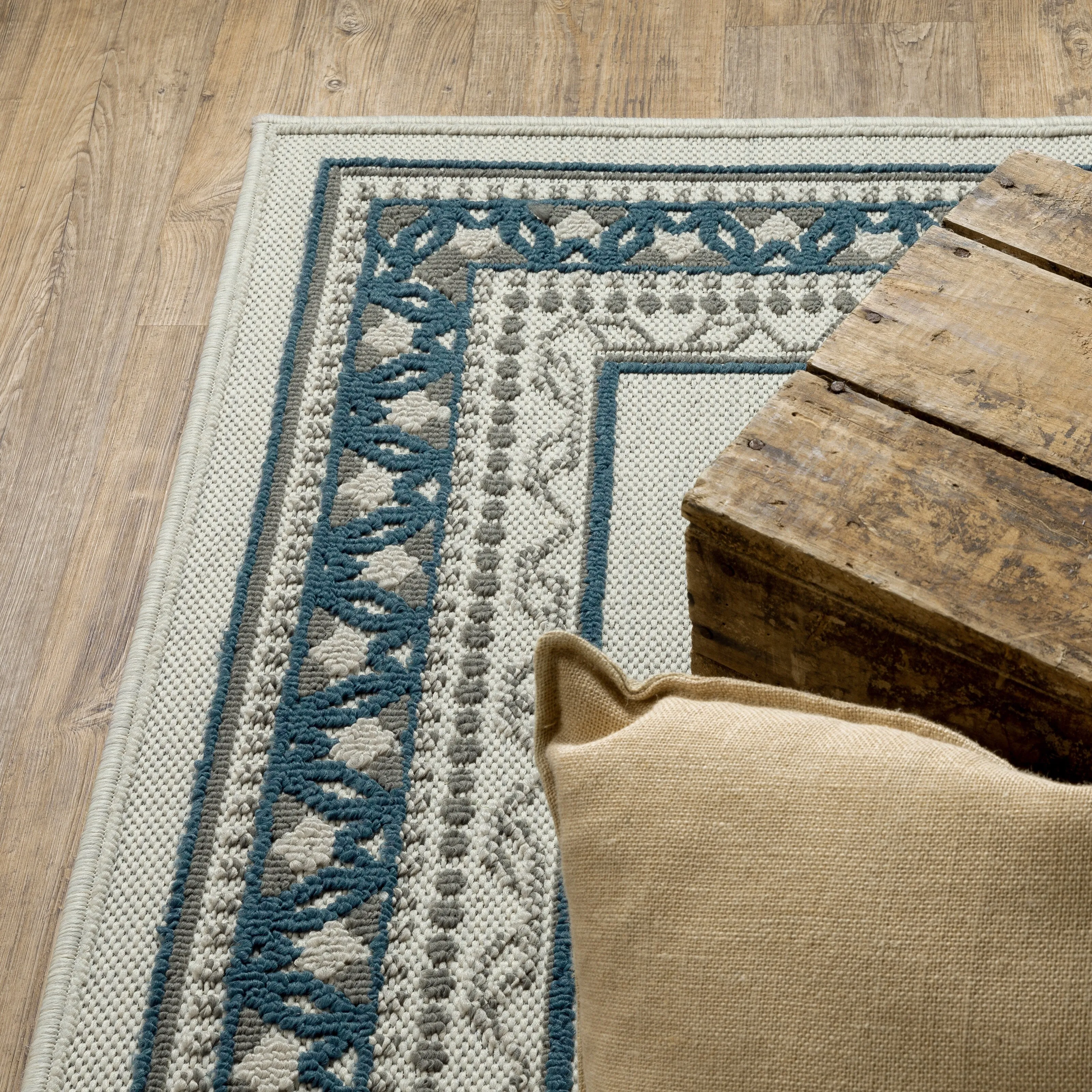Vista Home Talcot Detailed Border Grey/ Teal Indoor-Outdoor Area Rug