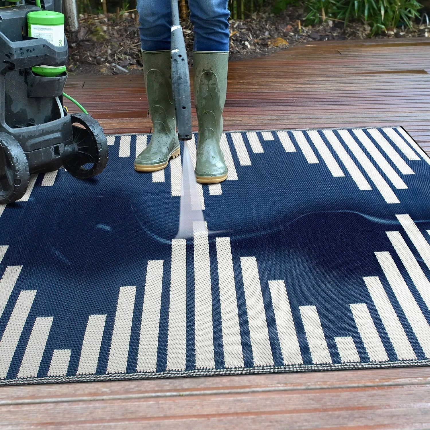 World Rug Gallery Bohemian Stripe Diamond Reversible Recycled Plastic Outdoor Rugs