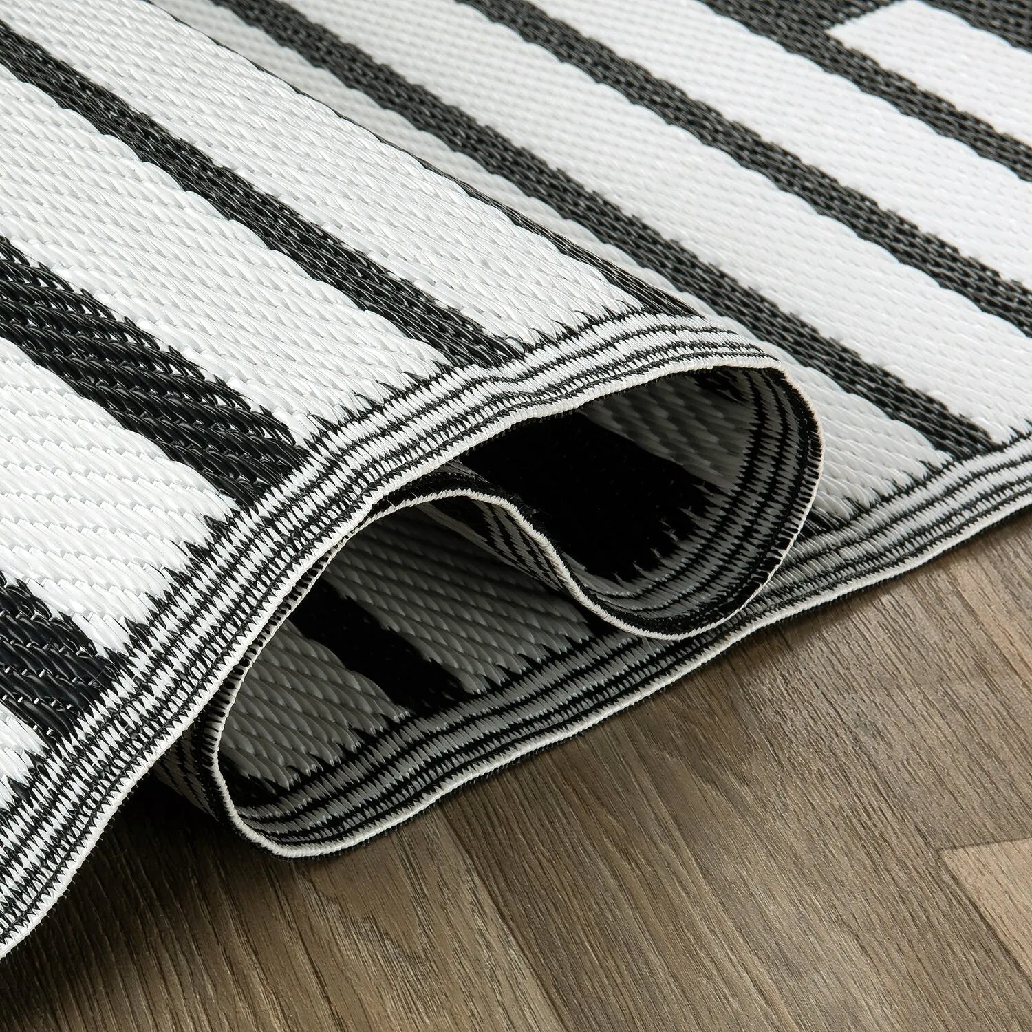 World Rug Gallery Bohemian Stripe Diamond Reversible Recycled Plastic Outdoor Rugs