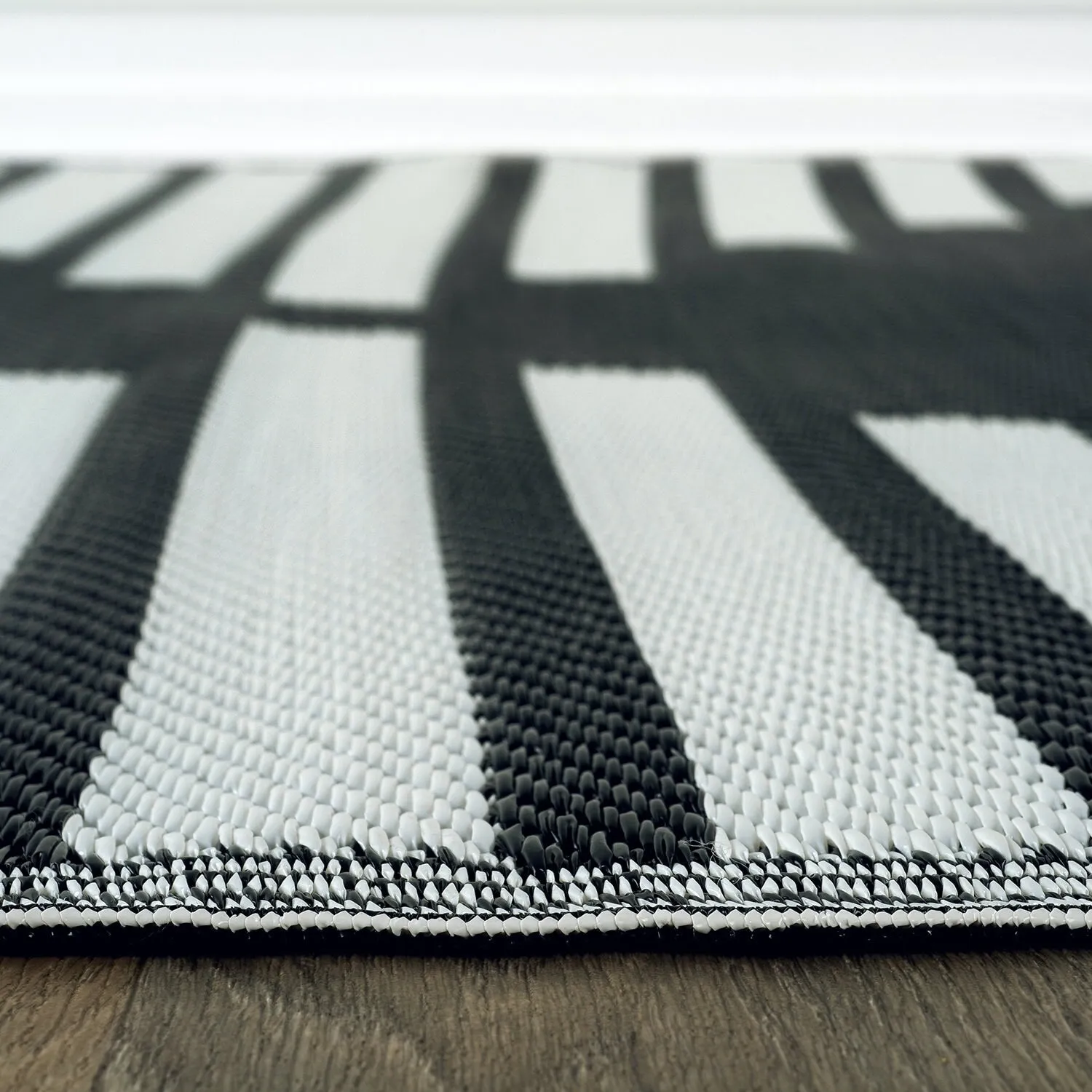 World Rug Gallery Bohemian Stripe Diamond Reversible Recycled Plastic Outdoor Rugs