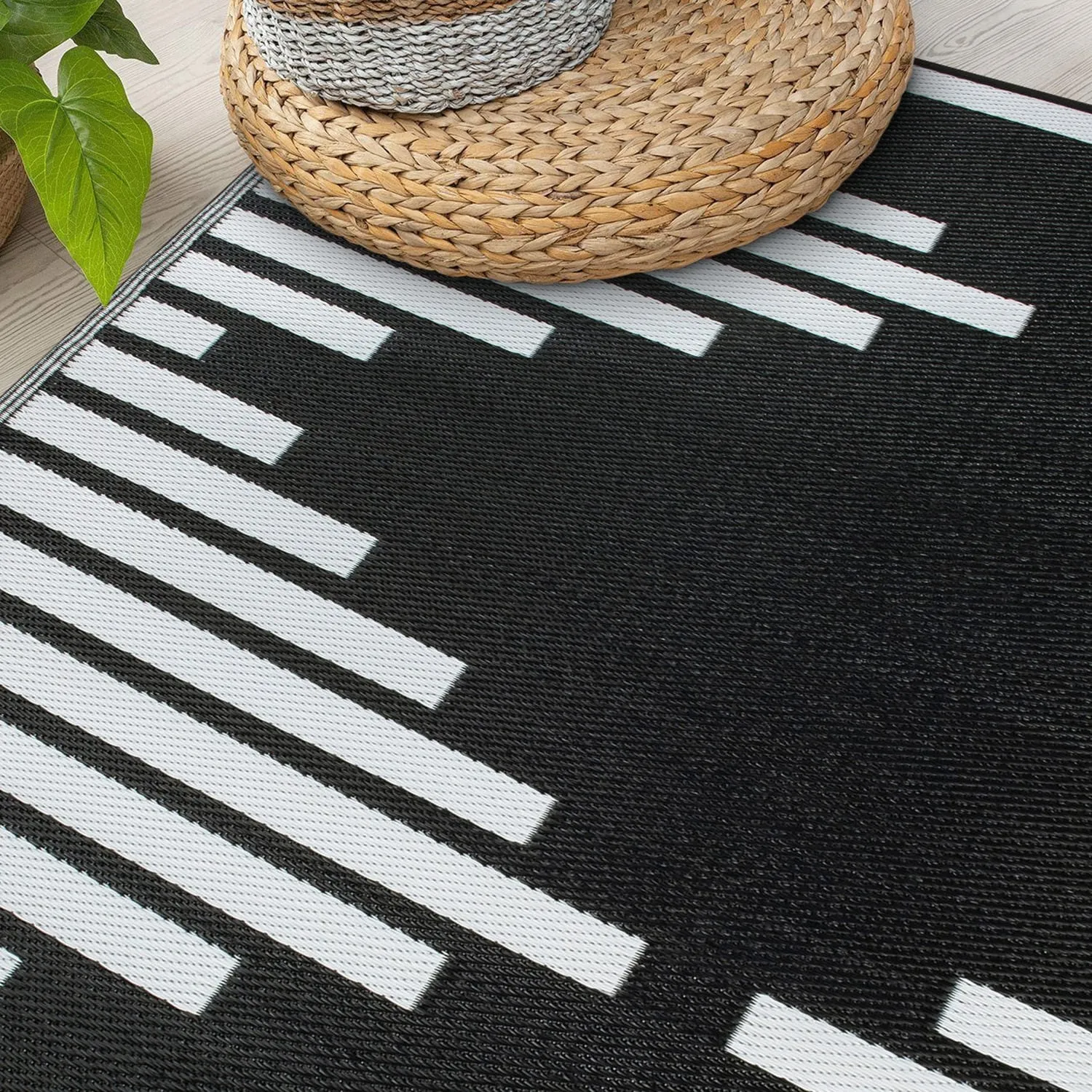 World Rug Gallery Bohemian Stripe Diamond Reversible Recycled Plastic Outdoor Rugs
