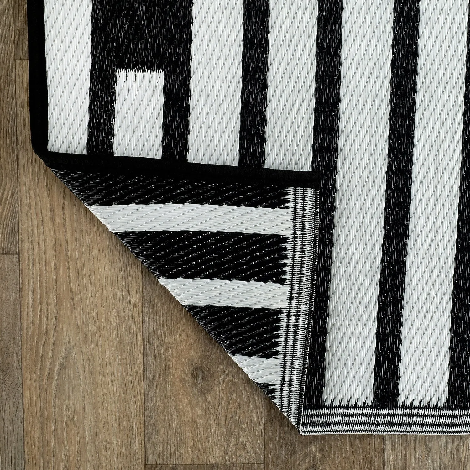 World Rug Gallery Bohemian Stripe Diamond Reversible Recycled Plastic Outdoor Rugs